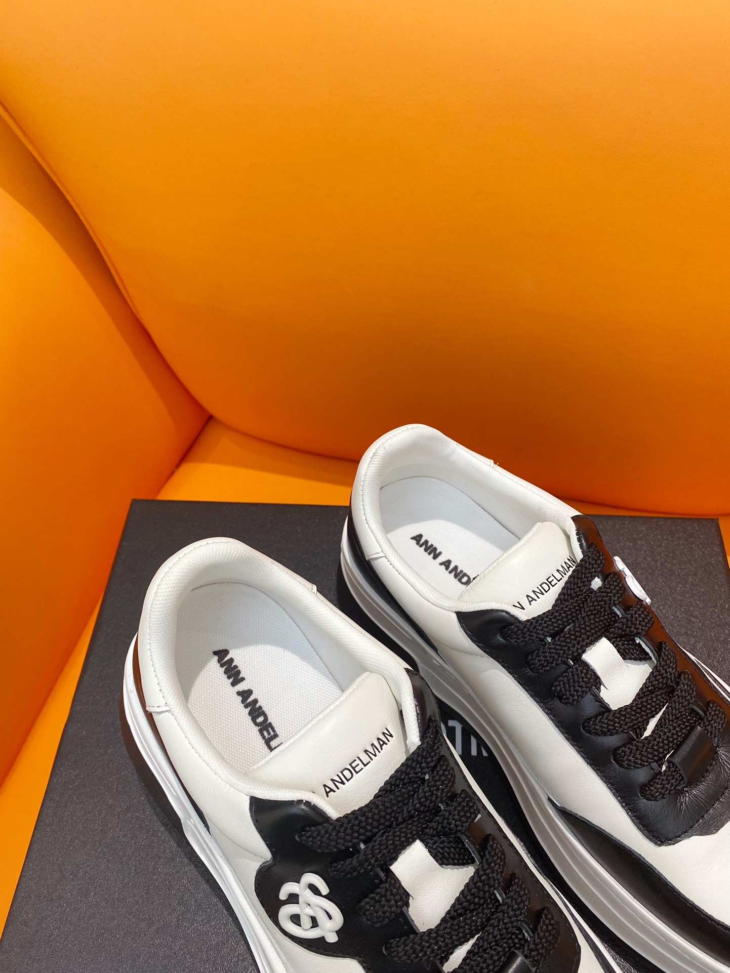 Fashionable White Shoes with Abstract Architectural Design, 6 CM Height Increase Offered - 图片 6