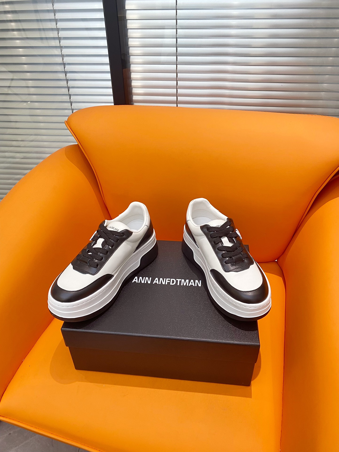 Fashionable White Shoes with Abstract Architectural Design, 6 CM Height Increase Offered - 图片 2