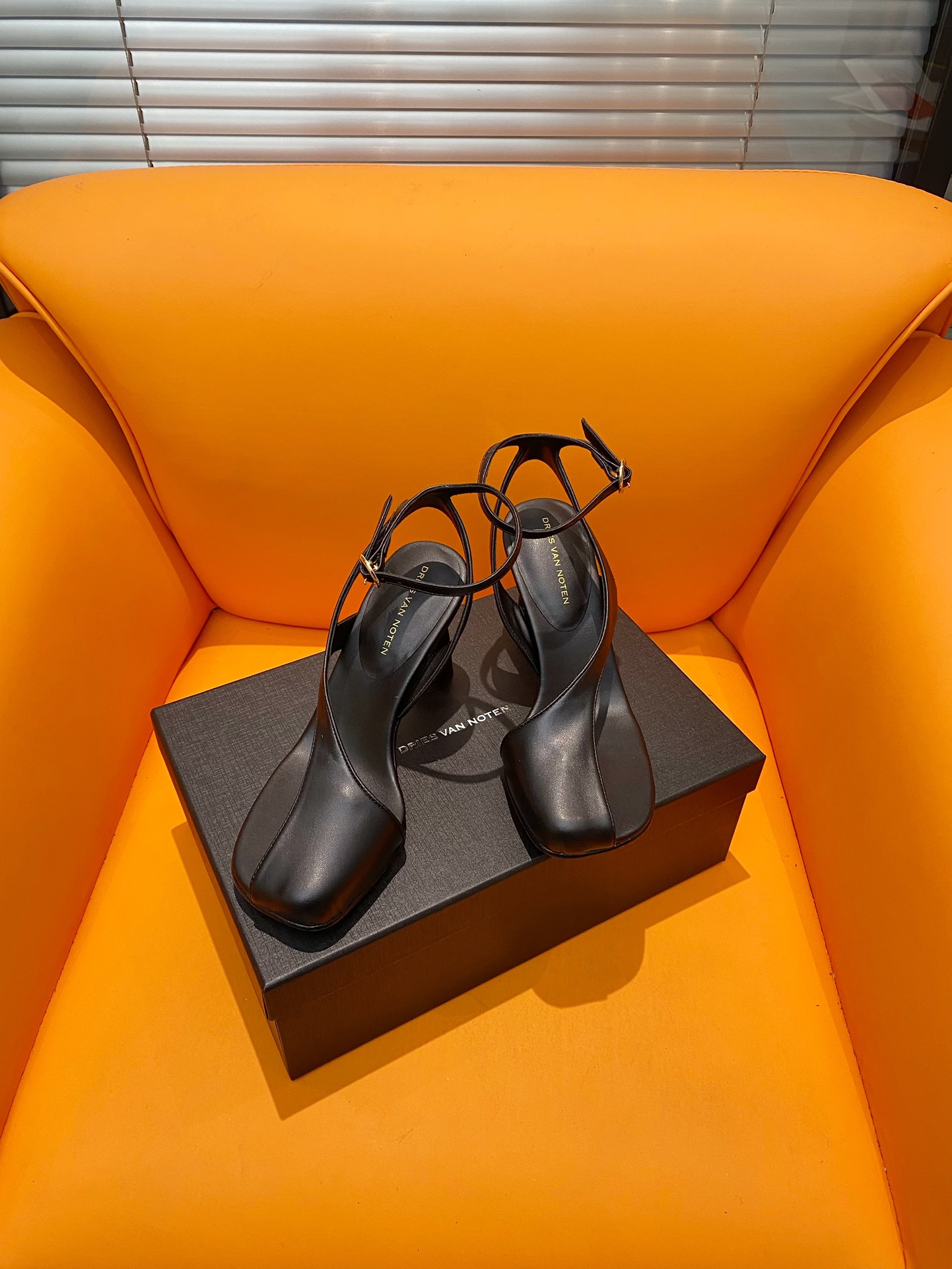 NO:258050,Dries van note Dries van Norton Paris Fashion Weekly Extra-shaped high heels with gold-plated high heels, with a strong aura and very sexy. Each pair is a god!  Custom-made imported patent leather on the upper, all inner foot pads are sheepskin, original mold-opening custom hardware, exactly the same as the original material, imported genuine leather sole from Italy!  Exclusive high quality!  Size 35-39 (40 can be customized without return or exchange), sandals, sandals, high heels, sheepskin, gold plating, Leather soles19860909Dries van noten德赖斯.范诺顿 巴黎时装周秀款异形高跟鞋 镀金高跟设计,气场强大的同时又十分性感,每一双都堪称封神！ 鞋面定制进口漆皮,内里垫脚均为羊皮,原版开模定制五金,跟原版材料一模一样,意大利进口真皮大底！独家高品质！ 码数35-39（40可定制不退换）,凉鞋,sandals,high heels,sheepskin,gold plating,Leather soles,Women's Shoes