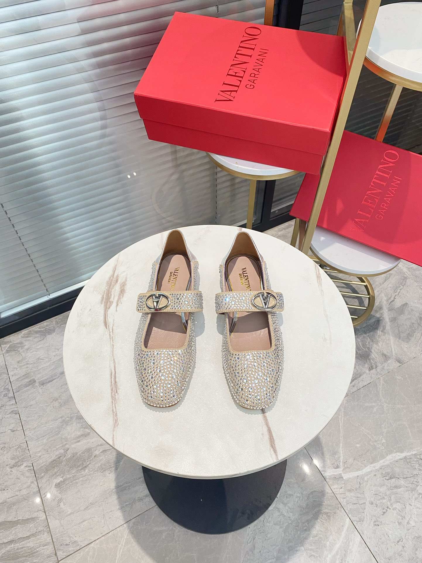 Fashion Highlights: Beautiful Match with Sweet Salt, Italian Shoe-Faced Wool in Sizes 35-39.