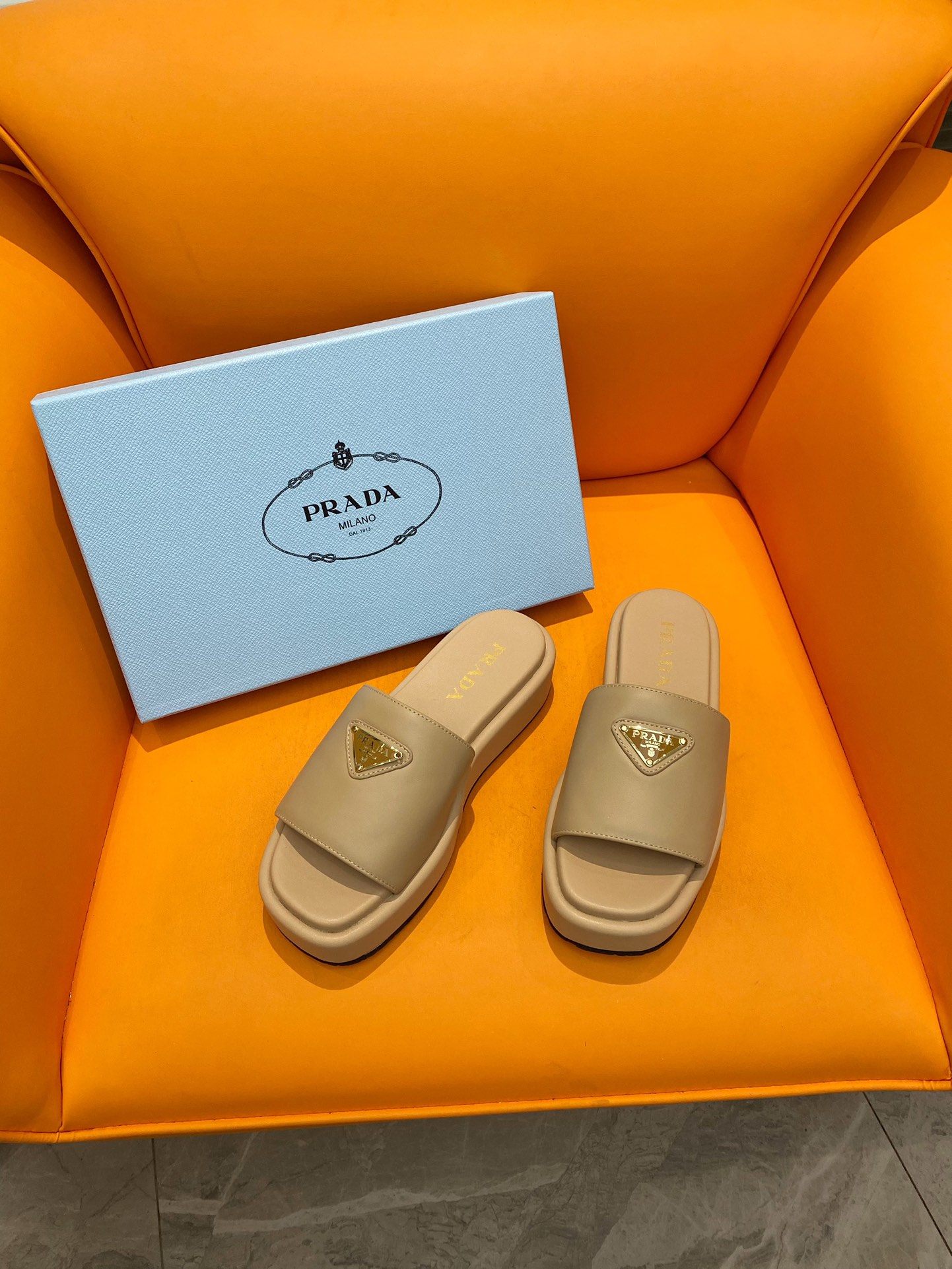 NO:257217,Prada 24 early spring new square-toe thick-soled slippers The long-lost minimalist beauty in the fashion industry, the effortless elegance of dopamine color matching comes from fashionable exquisite beauty, the fairy-piaopiao fashion princess fabric cowhide inner sheepskin inner size 35-39 (40 custom made without return and exchange), slippers, prada, prada, slippers, cowhide, sheepskin19860909Prada 普拉达  24早春新款方头厚底拖鞋 时尚界久违的极简之美,多巴胺配色毫不费力的优雅风来袭时髦精致绝美穿上就是仙飘飘的时尚公主 面料牛皮 内里羊皮内里 码数35-39（40定制不退换）,拖鞋,prada,prada,slippers,cowhide,sheepskin,Women's Shoes