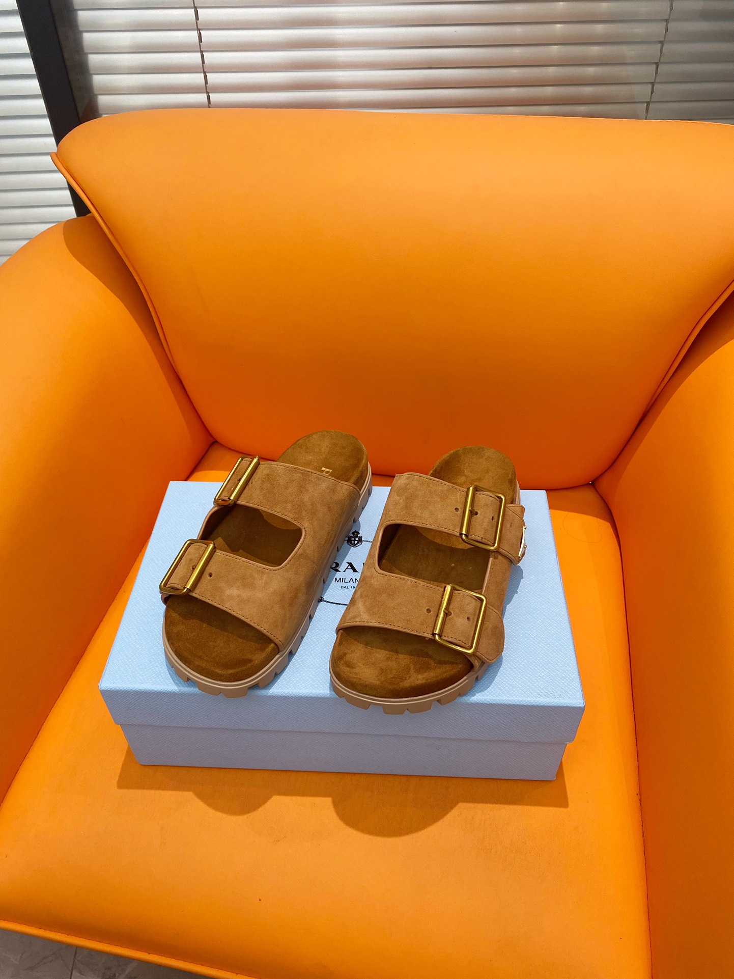 NO:257227,Prad, Prada Latest Spring and Summer Jagged Roman Sandals!  Retro, fashionable and avant-garde wheel teeth make the whole pair of shoes light and comfortable, and the double-belt design is simple and elegant. The iconic metal triangle logo is matched with the ancient beach sandals, and every element is on the trendy point! Upper cowhide inner sheepskin outsole original 1:1 outsole size35-39 (40 custom made without return or exchange), slippers, prada, prada, sandals, slippers, cowhide, sheepskin19860909Prad、普拉达 最新春夏锯齿罗马凉鞋！复古时髦前卫的轮齿 让整双鞋轻便舒适,双带扣设计更是简洁大方.标志性金属三角标搭配古沙滩凉鞋造型,每一个元素都踩在时髦点上! 鞋面 牛皮 内里羊皮 大底 原版1:1大底 size35-39（40订做不退换）,拖鞋,prada,prada,sandals,slippers,cowhide,sheepskin,Women's Shoes