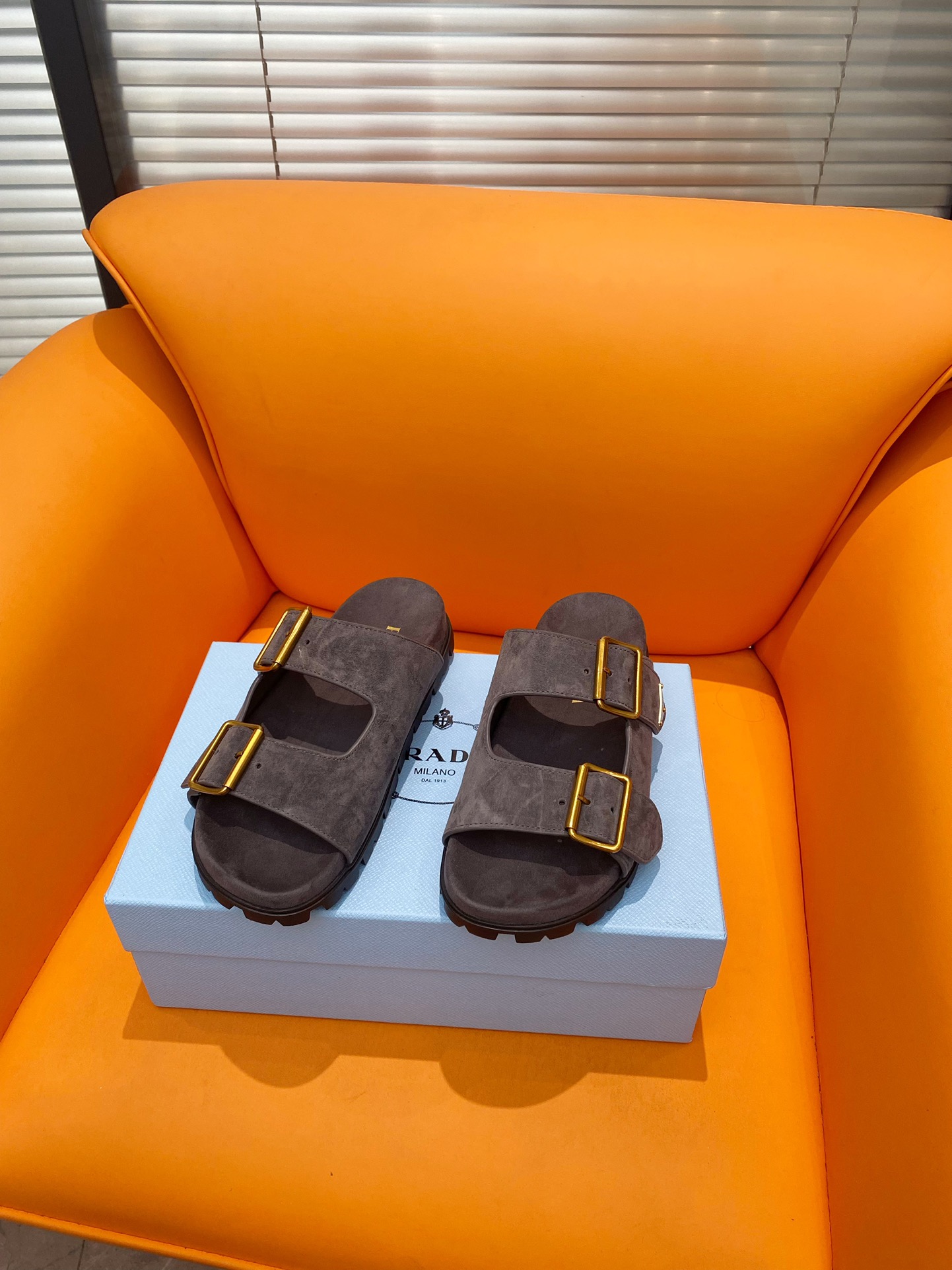 NO:257226,Prad, Prada Latest Spring and Summer Jagged Roman Sandals!  Retro, fashionable and avant-garde wheel teeth make the whole pair of shoes light and comfortable, and the double-belt design is simple and elegant. The iconic metal triangle logo is matched with the ancient beach sandals, and every element is on the trendy point! Upper cowhide inner sheepskin outsole original 1:1 outsole size35-39 (40 custom made without return or exchange), slippers, prada, prada, sandals, slippers, cowhide, sheepskin19860909Prad、普拉达 最新春夏锯齿罗马凉鞋！复古时髦前卫的轮齿 让整双鞋轻便舒适,双带扣设计更是简洁大方.标志性金属三角标搭配古沙滩凉鞋造型,每一个元素都踩在时髦点上! 鞋面 牛皮 内里羊皮 大底 原版1:1大底 size35-39（40订做不退换）,拖鞋,prada,prada,sandals,slippers,cowhide,sheepskin,Women's Shoes