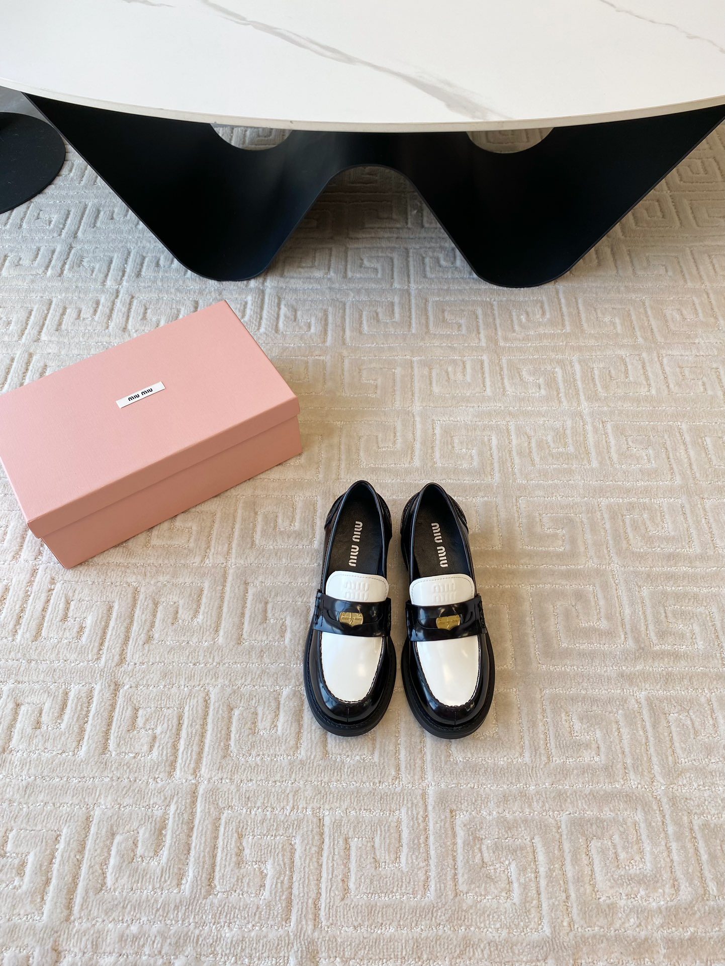 NO:232994,Miumiu Miu 2025 new British style loafers, casual and fashionable attitude, exaggeratedly expresses the passage of time, conveys the once used concept of love, and the multi-dimensional collision with the current moment, conveys the modern style~ It looks good no matter how you wear it, this summer's fashionista favorite, imported cowhide, inner original cowhide, heel height 5cm, size 35-39 (40 custom made, no return or exchange), loafers, miumiu, loafers, cowhide19860909miumiu缪缪2025新款英伦风乐福鞋,随性而为的时髦态度,夸张地表达时光的流逝,传递曾经使用 与此刻挚爱的概念,多元对撞,传达现代风格~ 怎么穿都好看今夏时髦精最爱 面料进口牛皮 内里原版牛皮 大底原版鞋底 跟高5cm 码数35-39（40订做不退换）,乐福鞋,miumiu,loafers,cowhide,Women's Shoes