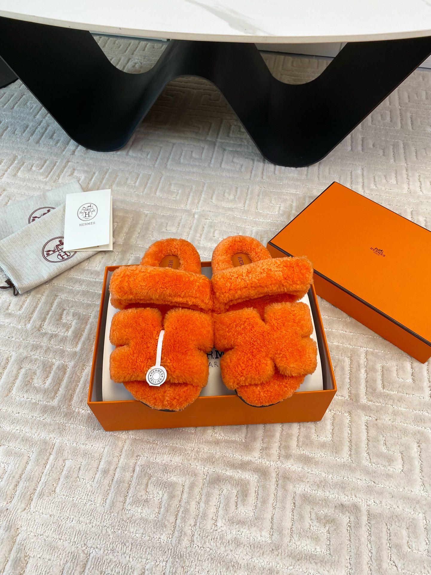 NO:626773,Upgraded version of men's size 10, the top version of Hermès Maoli slippers, a new classic!  Chypre Chou Meng Chou Meng Erjiu Slippers - old man slippers, they are so comfortable on your feet!  Honest and cute!  The whole pair of shoes is made of lamb hair with fur integrated into it, and wool is added to the sole. It has some additions in the design. It feels very in line with the current fashion. The upper is made of lamb wool, which makes the feet feel super comfortable when you step on it. It is very fashionable. It is suitable for winter and early autumn. Size 35-39 (women's size 40 41 is custom-made). Men's size 39-45. Full set of brand high-end packaging, fur shoes and slippers, hermes, slippers19860909升级版男码10 顶级版本爱马仕二舅毛里拖鞋,成就新的经典！ Chypre 丑萌丑萌二舅拖鞋——老头拖鞋,上脚简直太舒服了！憨厚又可爱！ 整双鞋子采用皮毛一体的羊羔毛,鞋底加羊毛,设计上做了点加法,感觉非常迎合时下的时髦方式 鞋面皮毛一体羊羔毛,踩着毛毛,脚感超爽,时髦度满分 冬天和早秋搭配都是妥妥的 Size35-39码（女码40 41 订做）男码39-45 全套品牌高端包装,毛毛鞋拖鞋,hermes,slippers,Women's Shoes