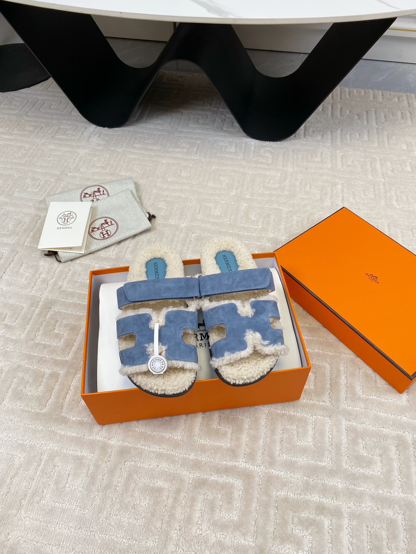 NO:626769,Upgraded version of men's size 10, the top version of Hermès Maoli slippers, a new classic!  Chypre Chou Meng Chou Meng Erjiu Slippers - old man slippers, they are so comfortable on your feet!  Honest and cute!  The whole pair of shoes is made of lamb hair with fur integrated into it, and wool is added to the soles. There are some additions in the design. It feels very in line with the current fashion. The original leather upper is combined with fur integrated into lamb hair. It feels super cool when you step on the fur. It is very fashionable. It is suitable for winter and early autumn. Size 35-39 (women's size 40 41 is customized) Men's size 39-45  Full set of branded high-end packaging, furry shoes and slippers, hermes, slippers19860909升级版男码10 顶级版本爱马仕二舅毛里拖鞋,成就新的经典！ Chypre 丑萌丑萌二舅拖鞋——老头拖鞋,上脚简直太舒服了！憨厚又可爱！ 整双鞋子采用皮毛一体的羊羔毛,鞋底加羊毛,设计上做了点加法,感觉非常迎合时下的时髦方式 鞋面原版皮料组合皮毛一体羊羔毛,踩着毛毛,脚感超爽,时髦度满分 冬天和早秋搭配都是妥妥的 Size35-39码（女码40 41 订做）男码39-45 全套品牌高端包装,毛毛鞋拖鞋,hermes,slippers,Women's Shoes