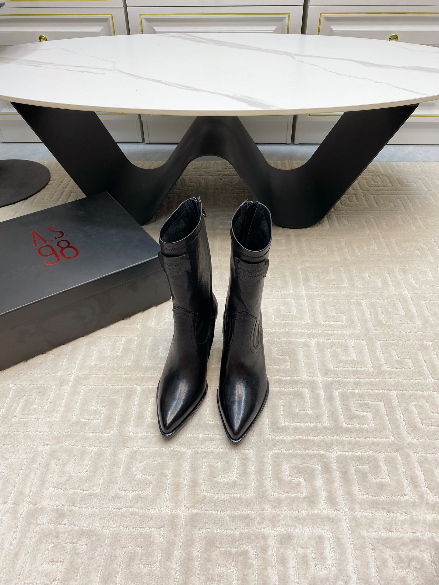 Fashionable ASA98 Boots by Olip Shoes: Unique Design and Manual Colouring