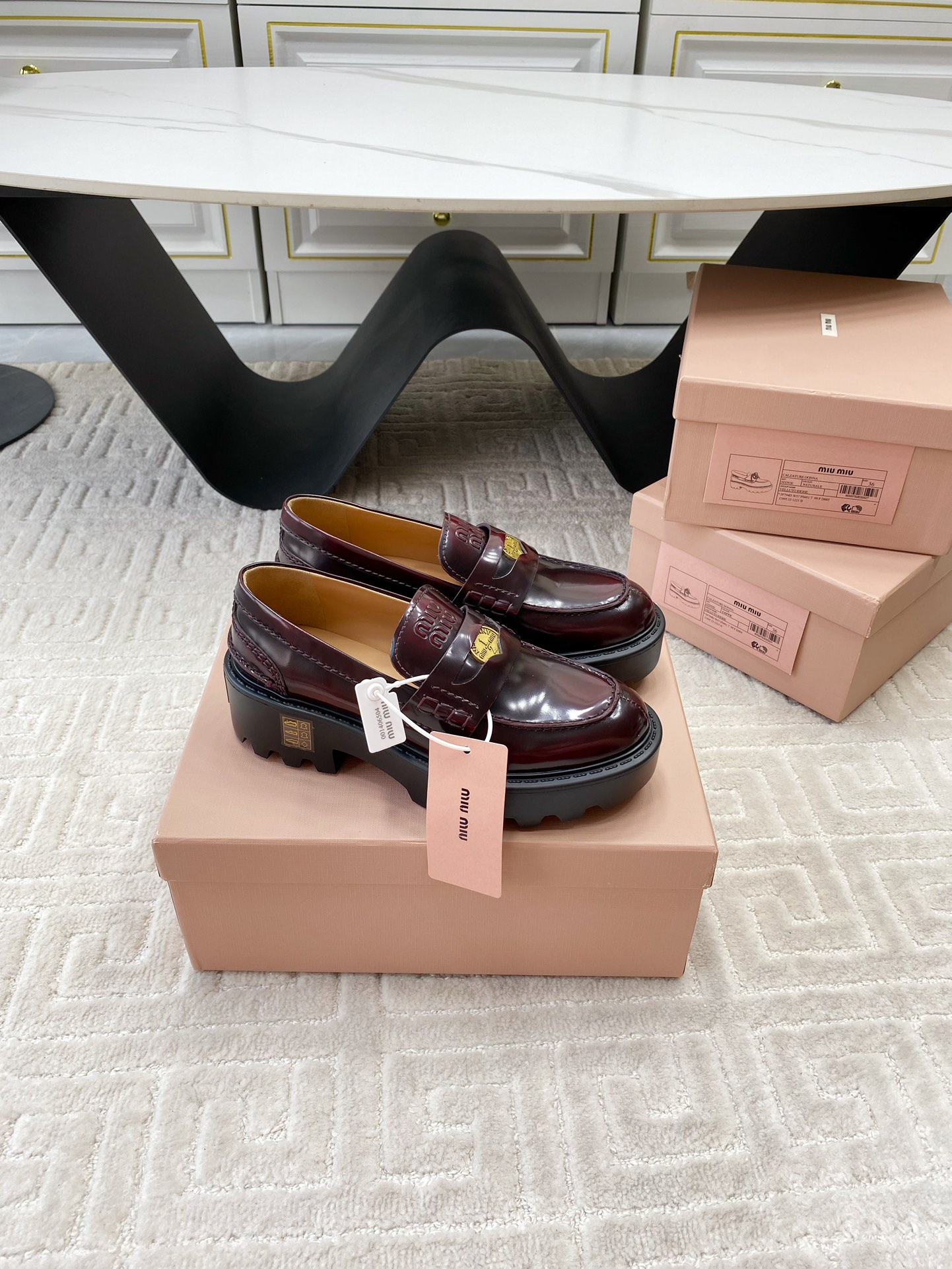 NO:232997,Purchase grade Miu Miu 25ss laces, thick sole, gold coins, loafers create slim long legs for you! It is full of high-end feeling, embedded in the middle of the upper, retro and fashionable, hide this cute little thought, sweet and cool, the shoe shape is round and delicate, not heavy at all, super comfortable on the feet, 5cm heel height makes the legs look thin, and girls with wide feet are not afraid! It is very easy to wear, and can control the college style commuting style. Whether it is paired with shorts, short skirts or long jeans, you can match the fashionable style you like. The favorite is its high heel design, which really makes the legs look slender and slender, and can also be matched with long stockings or beautiful piled socks, which can be salty or sweet to match it with fashionable style at will! Imported calfskin with edge beads on the upper, lambskin with footbeds, imported IP foam, ultra-light sole, heel height 5cm  Size#35-39 (40 custom made without return), loafers, miumiu, loafers, skirts, shorts, jeans, cowhide, sheepskin19860909代购级 Miu Miu 25ss 系带 厚底 金币 乐福鞋 为你打造纤细大长腿! 高级感十足,鞋面中间嵌入 复古又时髦,藏起来这种可爱小心思又甜又酷 鞋型圆润秀气,-点也不笨重,上脚超级舒服,5cm的跟高非常显腿细,脚宽的女生也不怕哦!巨好穿,学院风通勤风都能驾驭,无论是搭配短裤、短裙还是牛仔裤长裙都能搭配出你喜欢的时尚风格 最喜欢是它的高跟设计,真的非常显腿纤细修长,还可以搭配长袜或漂亮的堆堆袜,可盐可甜随意搭配出时尚的造型! 鞋面进口小牛皮开边珠 垫脚内里小羊皮, 大底进口IP发泡 超轻大底 跟高5cm Size#35-39（40订做不退换）,乐福鞋,miumiu,loafers,skirts,shorts,jeans,cowhide,sheepskin,Women's Shoes