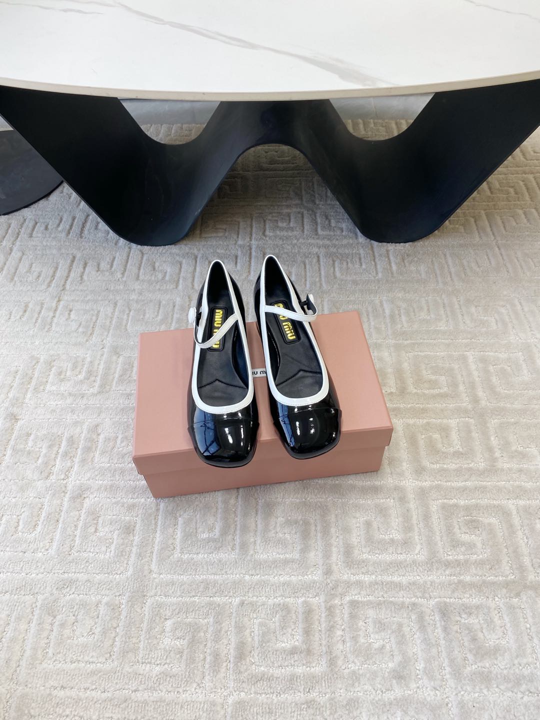 NO:129671,Miumiu 25 spring and summer show new arrival~color-blocked thick heel round-headed Mary Zhen pearl buckle single shoes!  Glossy cow patent leather upper with one strap, metal miu logo decoration, full of details and texture ~ retro and fashionable ~ It looks super good with colorful socks ~ Super age-reducing ~ Very Miu feel, college style ~ very casual but not lacking fashion and comfort ~ Imported soft cow patent leather inner footbed sheepskin imported from Italy genuine leather outsole Heel height: about 3cm Size: 35-39 (40 customized non-return), Mary Jane, miumiu, mary jane, sheepskin, Leather soles, socks19860909miumiu缪缪25春夏走秀新款new arrival～拼色粗跟圆头玛丽珍珍珠扣带单鞋！光泽牛漆皮鞋面一字带,金属miu缪logo饰以点缀,细节质感满满～复古时髦～ 配个彩色袜子超好看～超减龄～很miu的感觉,学院风～很随性但不乏时尚和舒适度 鞋面进口软牛漆皮 内里垫脚羊皮 意大利进口真皮大底 跟高:约3cm 码数:35-39（40 订做不退换）,玛丽珍,miumiu,mary jane,sheepskin,Leather soles,socks,Women's Shoes