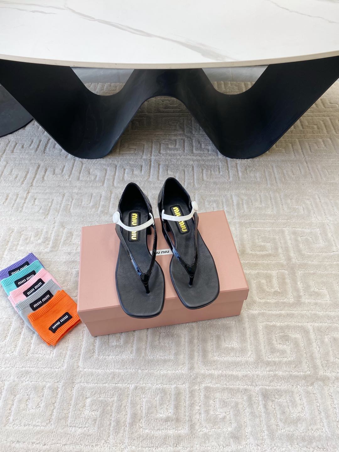 NO:129666,Miumiu 25 spring and summer show new arrival~color-blocking thick heel buckle clip sandals!  Glossy cow patent leather upper, metal miu logo decoration with embellishment, full of details and texture ~ retro and fashionable ~ It looks super good with colorful socks ~ Super age-reducing ~ Very Miu feel, college style ~ very casual but not lacking fashion and comfort ~ Imported soft cow patent leather inner footbed sheepskin imported from Italy genuine leather outsole Heel height: about 3cm Size: 35-39 (40 customized non-return), sandals, miumiu, sandals, sheepskin, Leather soles, socks19860909miumiu缪缪25春夏走秀新款new arrival～拼色粗跟扣带夹脚凉鞋！光泽牛漆皮鞋面,金属miu缪logo饰以点缀,细节质感满满～复古时髦～ 配个彩色袜子超好看～超减龄～很miu的感觉,学院风～很随性但不乏时尚和舒适度 鞋面进口软牛漆皮 内里垫脚羊皮 意大利进口真皮大底 跟高:约3cm 码数:35-39（40 订做不退换）,凉鞋,miumiu,sandals,sheepskin,Leather soles,socks,Women's Shoes