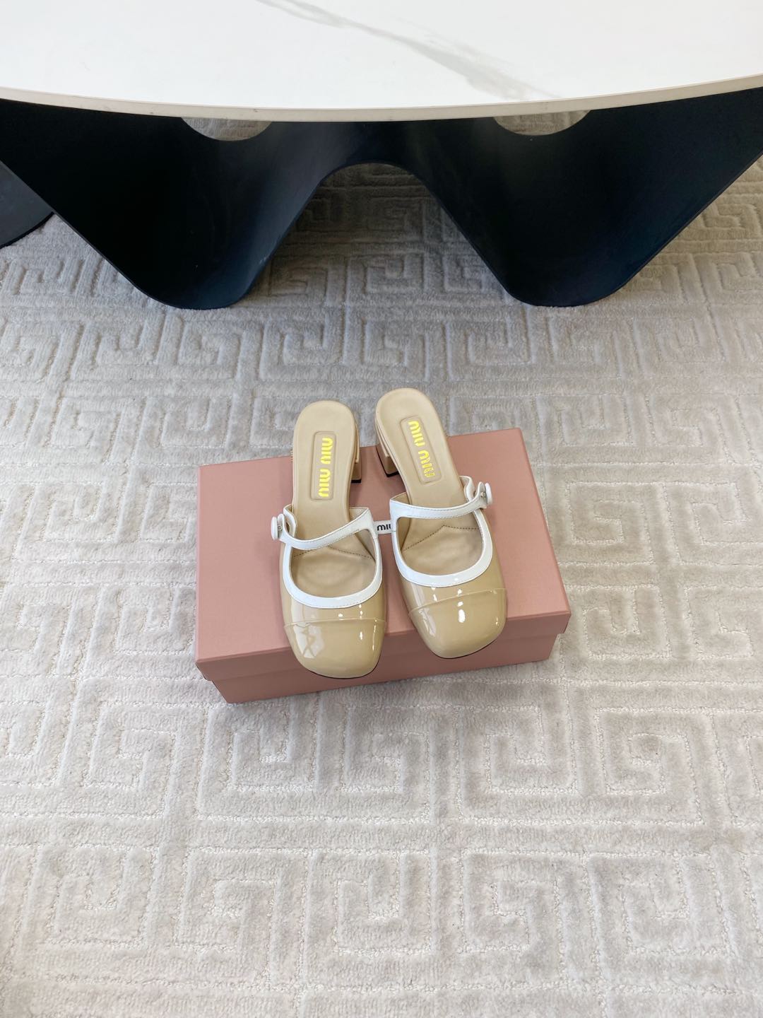 NO:129660,Miumiu 25 spring and summer show new arrival~color-blocked thick heel round-toe Mary Jane buckle half-slippers!  Glossy cow patent leather upper with one strap, metal miu logo decoration, full of details and texture ~ retro and fashionable ~ It looks super good with colorful socks ~ Super age-reducing ~ Very Miu feel, college style ~ very casual but not lacking fashion and comfort ~ Imported soft cow patent leather inner footbed sheepskin imported from Italy genuine leather outsole Heel height: about 3cm Size: 35-39 (40 customized non-return), Mary Jane, miumiu, mary jane, slippers, sheepskin, Leather soles, socks19860909miumiu缪缪25春夏走秀新款new arrival～拼色粗跟圆头玛丽珍扣带半拖鞋！光泽牛漆皮鞋面一字带,金属miu缪logo饰以点缀,细节质感满满～复古时髦～ 配个彩色袜子超好看～超减龄～很miu的感觉,学院风～很随性但不乏时尚和舒适度 鞋面进口软牛漆皮 内里垫脚羊皮 意大利进口真皮大底 跟高:约3cm 码数:35-39（40 订做不退换）,玛丽珍,miumiu,mary jane,slippers,sheepskin,Leather soles,socks,Women's Shoes