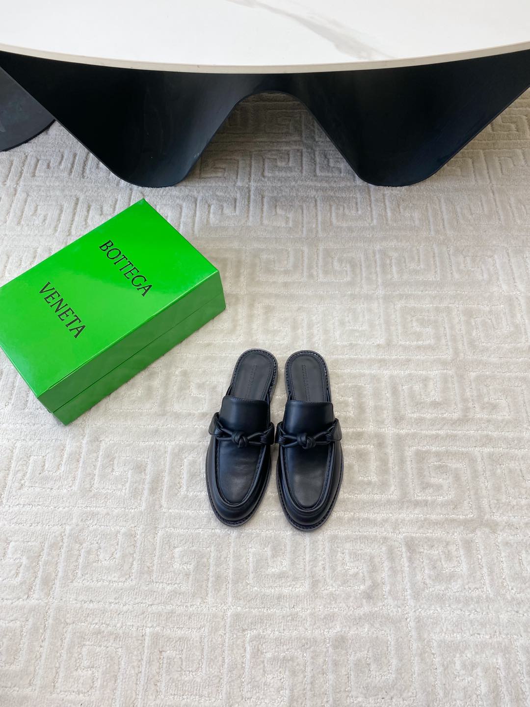 NO:129654,BOTTEGA VENET* genuine leather metal knot rope accessories Astaire loafer slippers Another trend today Ceiling Two-color Color versatile and exquisite flat sole Wrap fabric Same color heel leather Carefully designed Never sloppy Upper material is made of the same original beads Calfskin Material is soft and smooth Material is hand-sewn after zipper opening and closing design Sexy and comfortable Hand sewing process Sheepskin inner inner comfortable high-end Inner nailing sole chooses original mold opening uniform leather sole Benchmarked with the right version Original packaging shoe bag adopts adhesive logo technology The highest end of the market uses hot melt glue toe toe Heel Easy to rebound and not deform high heel series Pack fabric process, upper line is selected from Italian computer needle truck, fine workmanship Select original packaging  35-39 (40 41 customization), semi-drag, bottega veneta, loafers, slippers, cowhide, sheepskin, Leather soles19860909BOTTEGA VENET* 真皮 金属结绳配饰 Astaire乐福拖鞋 当今流行的又一趋势 天花板啦 双色 色百搭精致平底 包裹面料 同色跟皮 用心设计 绝不马虎 耐穿舒适鞋面材质选用同原版的开边珠 小牛皮 材质柔软顺滑 手工缝制后拉链开合设计 性感舒适 手工缝制工艺 垫脚内里选用羊皮内里舒适高端 打钉大底选用原版开模 一致真皮大底 对标对版 选用原版包装鞋子布袋采用印胶logo工艺 市场最高端采用热熔胶定型鞋头 后跟 易回弹不变形高跟系列 包面料工艺,鞋面车线选用意大利电脑针车 做工精细 选用原版包装 码数35-39（40 41 定制）,半拖,bottega veneta,loafers,slippers,cowhide,sheepskin,Leather soles,Women's Shoes