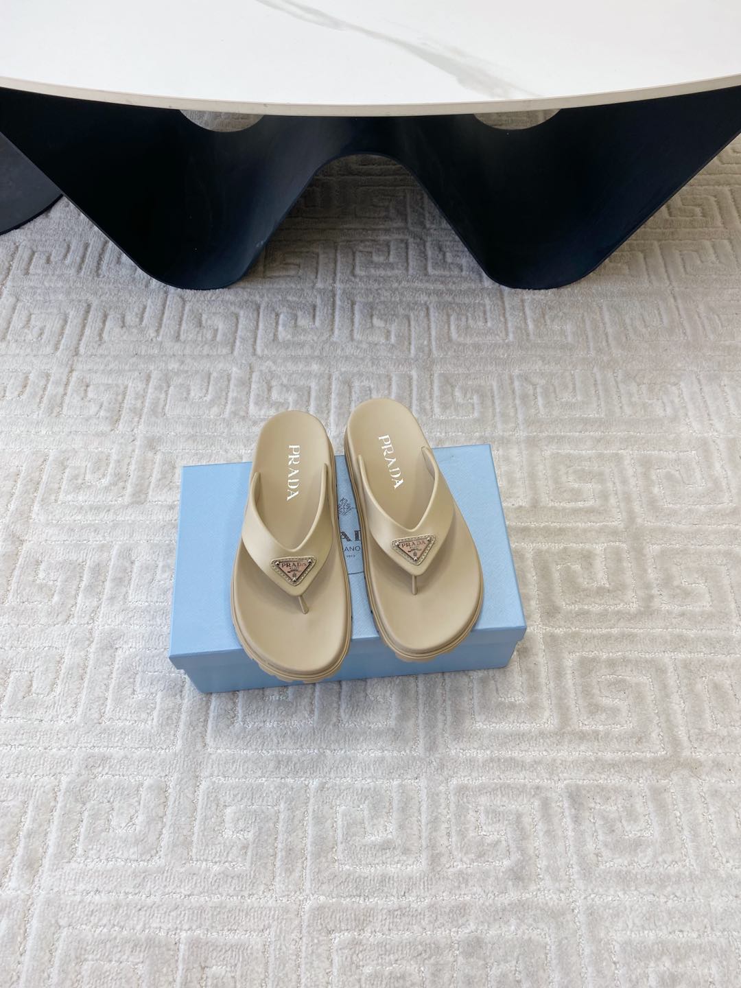 NO:129642,Prada, a hot summer thick-soled, herringbone foot-clip slippers. Prada, this must-have for everyone’s travel season is versatile!  Number of codes 35-39 (40 custom made without return or exchange), slippers, prada, prada, slippers19860909Prada普拉达 夏季爆款厚底 人字夹脚拖鞋 Prada这款人字夹脚拖鞋人手必备旅游季百搭款！ 码数35-39（40订做不退换）,拖鞋,prada,prada,slippers,Women's Shoes