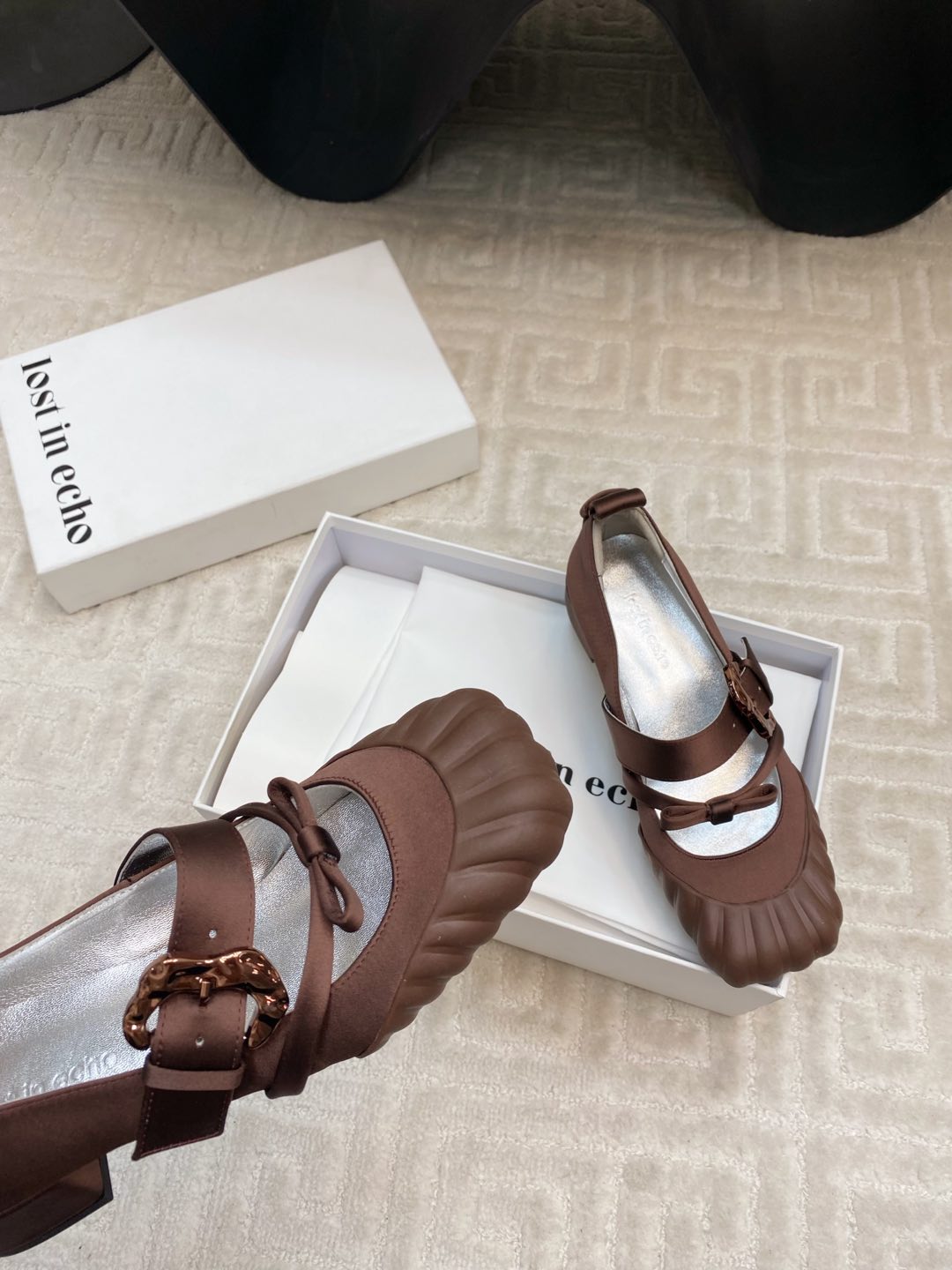 “Lost Duck-Hunting Mary Jane Creates Unique Self-Respiring Fabric with Italian Tweeds” - 图片 7