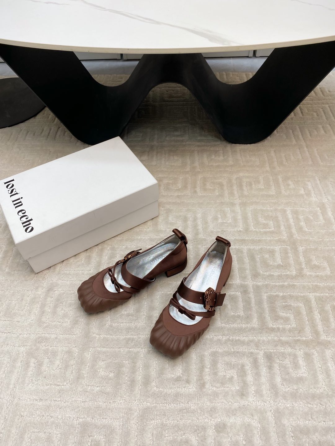 “Lost Duck-Hunting Mary Jane Creates Unique Self-Respiring Fabric with Italian Tweeds” - 图片 3