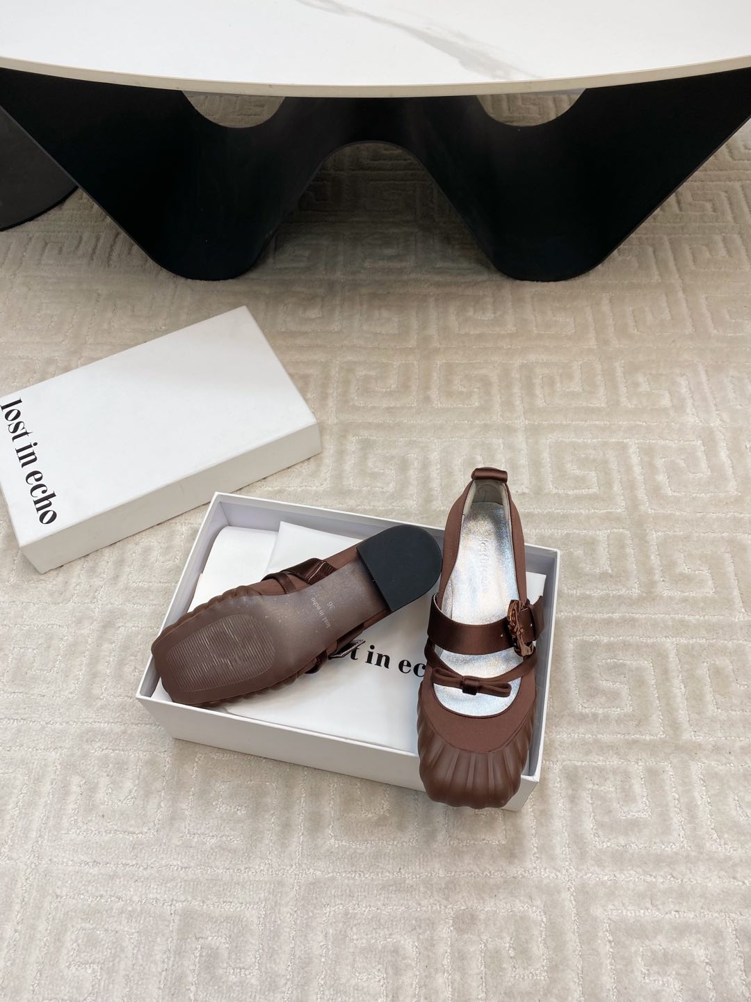 “Lost Duck-Hunting Mary Jane Creates Unique Self-Respiring Fabric with Italian Tweeds” - 图片 9