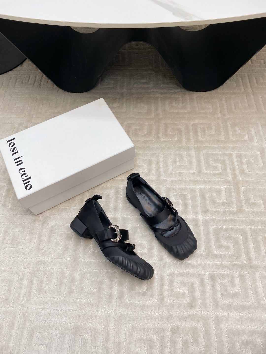 “Unique Self-Respiring Fabric: Duck-Hunting Mary Jane’s Innovative Creation” - 图片 2