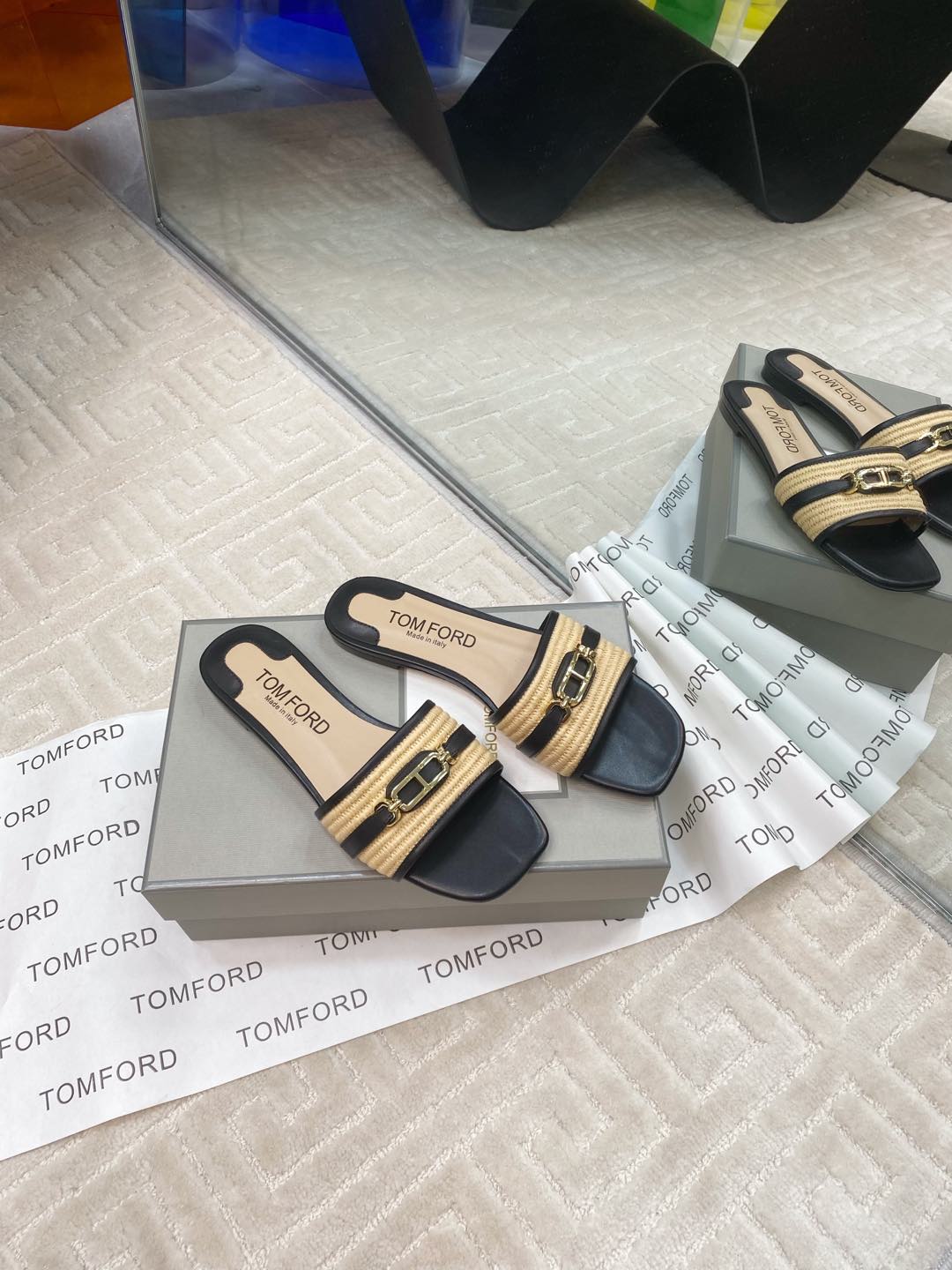 Tom Ford’s Stylish Leather Slippers: Quality Materials, Unique Design, Wide Size Range - 图片 3