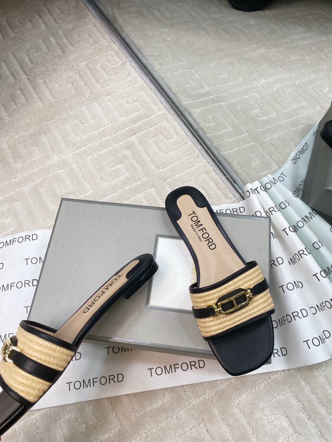 Tom Ford’s Stylish Leather Slippers: Quality Materials, Unique Design, Wide Size Range - 图片 4