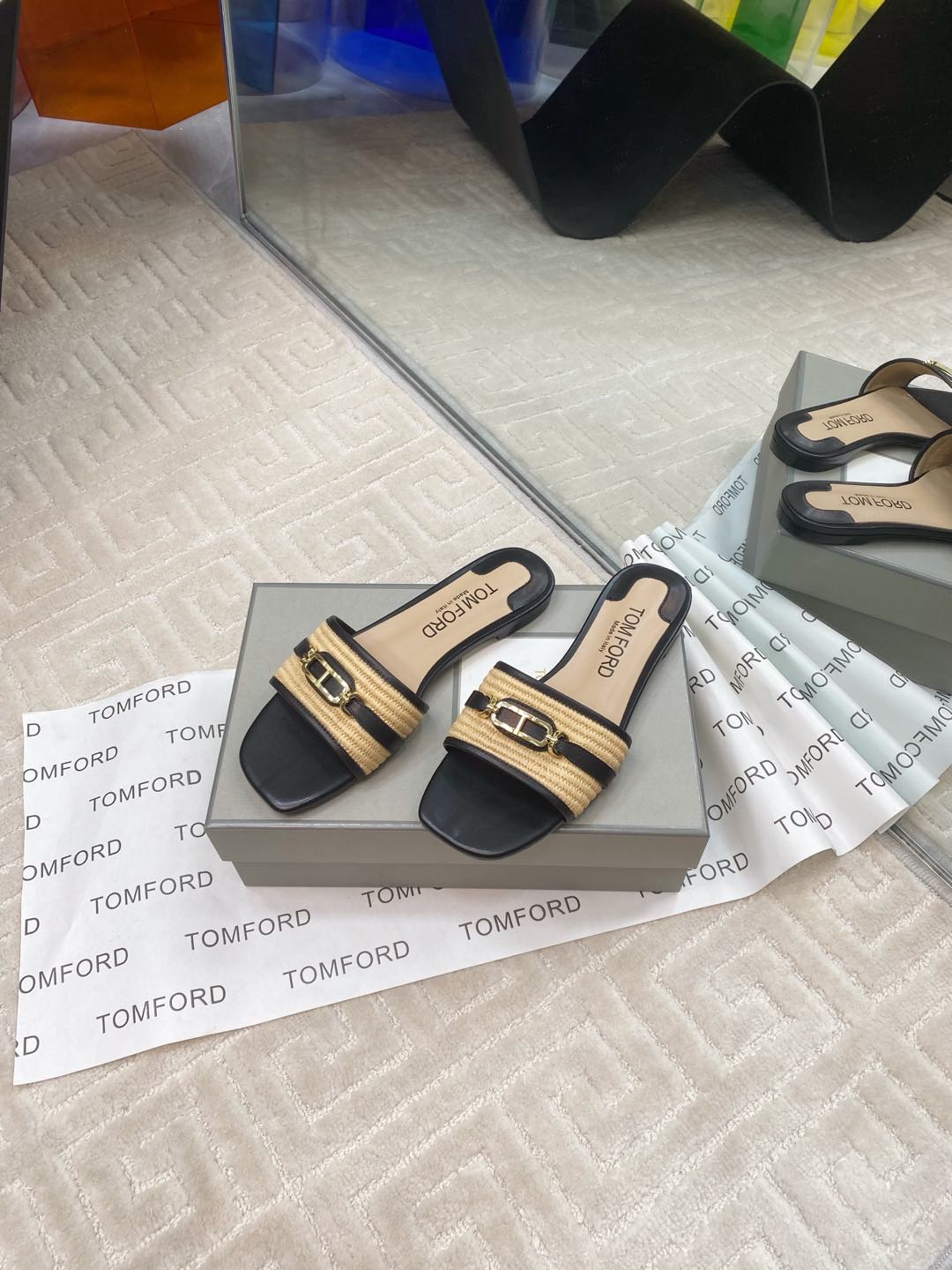 Tom Ford’s Stylish Leather Slippers: Quality Materials, Unique Design, Wide Size Range - 图片 2