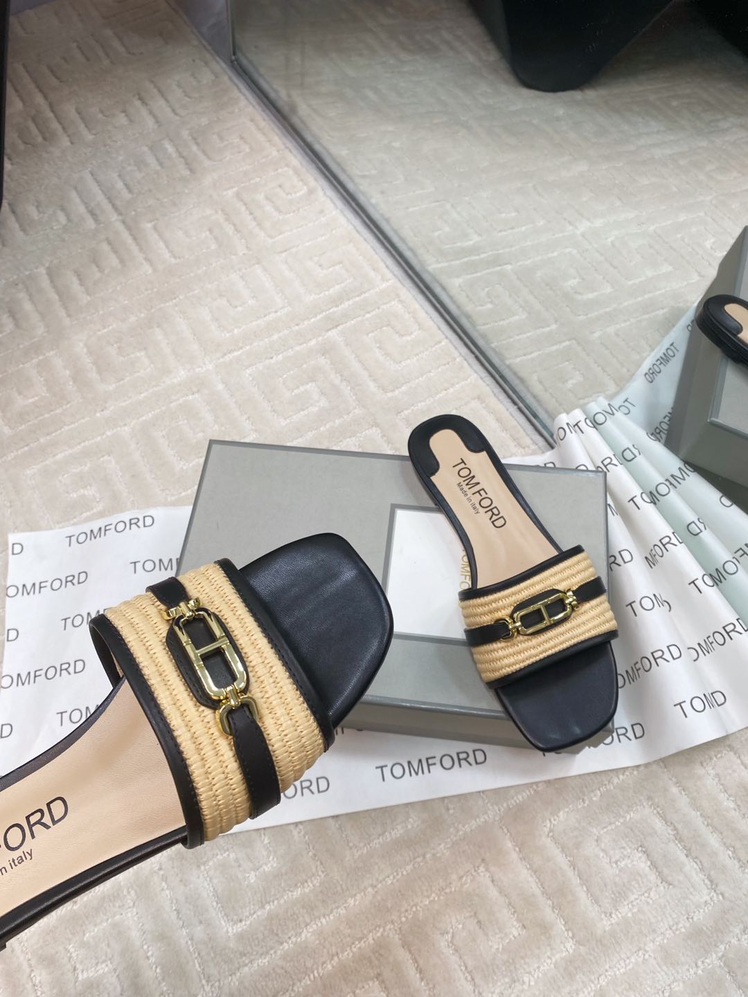 Tom Ford’s Stylish Leather Slippers: Quality Materials, Unique Design, Wide Size Range - 图片 5
