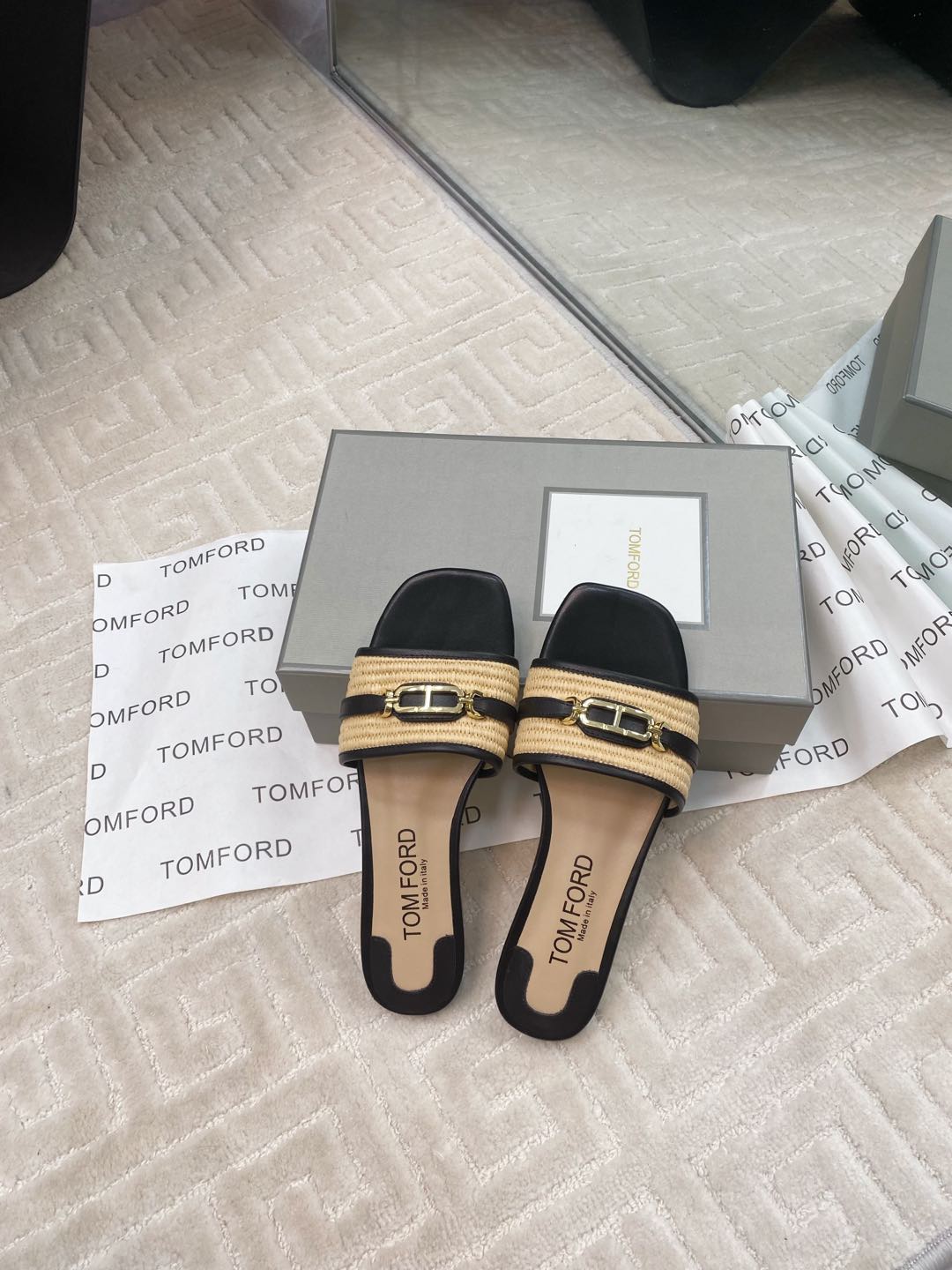 Tom Ford’s Stylish Leather Slippers: Quality Materials, Unique Design, Wide Size Range - 图片 7