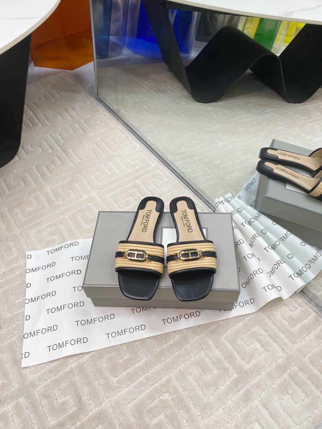 Tom Ford’s Stylish Leather Slippers: Quality Materials, Unique Design, Wide Size Range - 图片 1