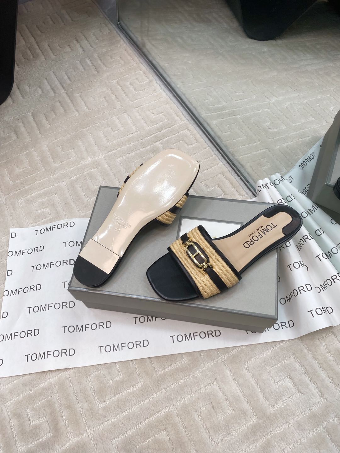 Tom Ford’s Stylish Leather Slippers: Quality Materials, Unique Design, Wide Size Range - 图片 9
