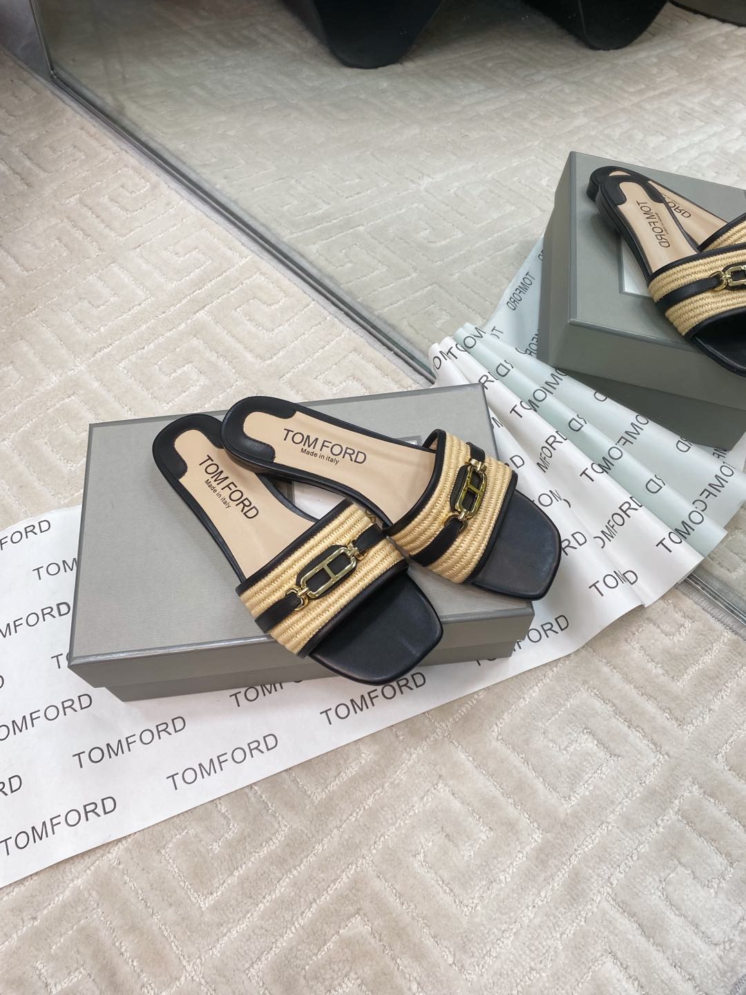 Tom Ford’s Stylish Leather Slippers: Quality Materials, Unique Design, Wide Size Range - 图片 6