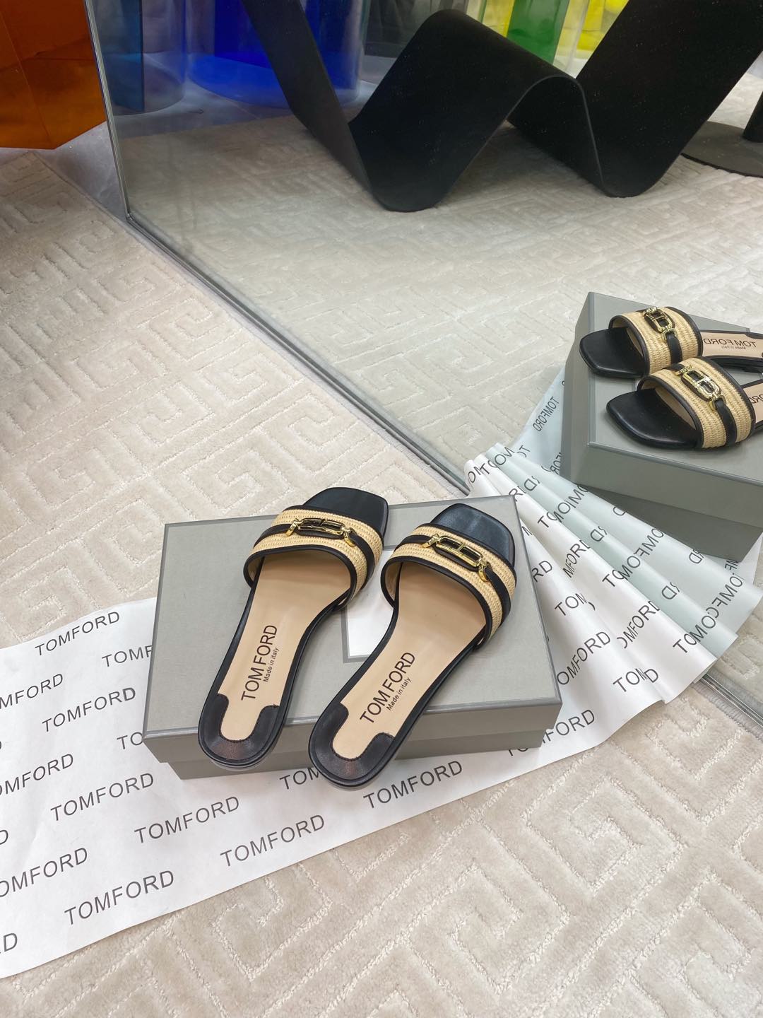 Tom Ford’s Stylish Leather Slippers: Quality Materials, Unique Design, Wide Size Range - 图片 8