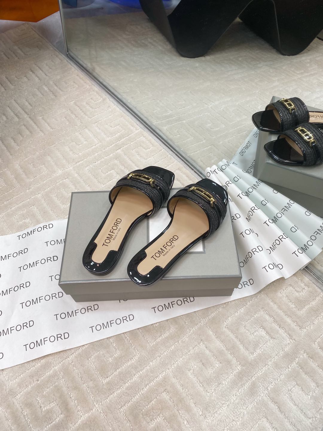 Tom Ford’s Luxurious Leather Slippers: Premium Materials, Stylish Design, Various Sizes - 图片 6
