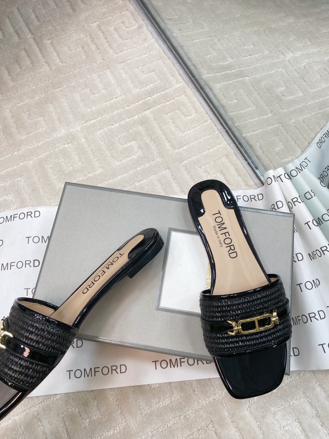 Tom Ford’s Luxurious Leather Slippers: Premium Materials, Stylish Design, Various Sizes - 图片 5