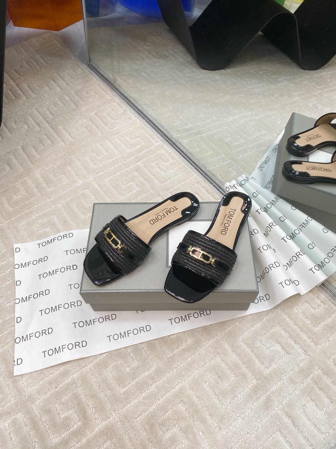 Tom Ford’s Luxurious Leather Slippers: Premium Materials, Stylish Design, Various Sizes - 图片 2