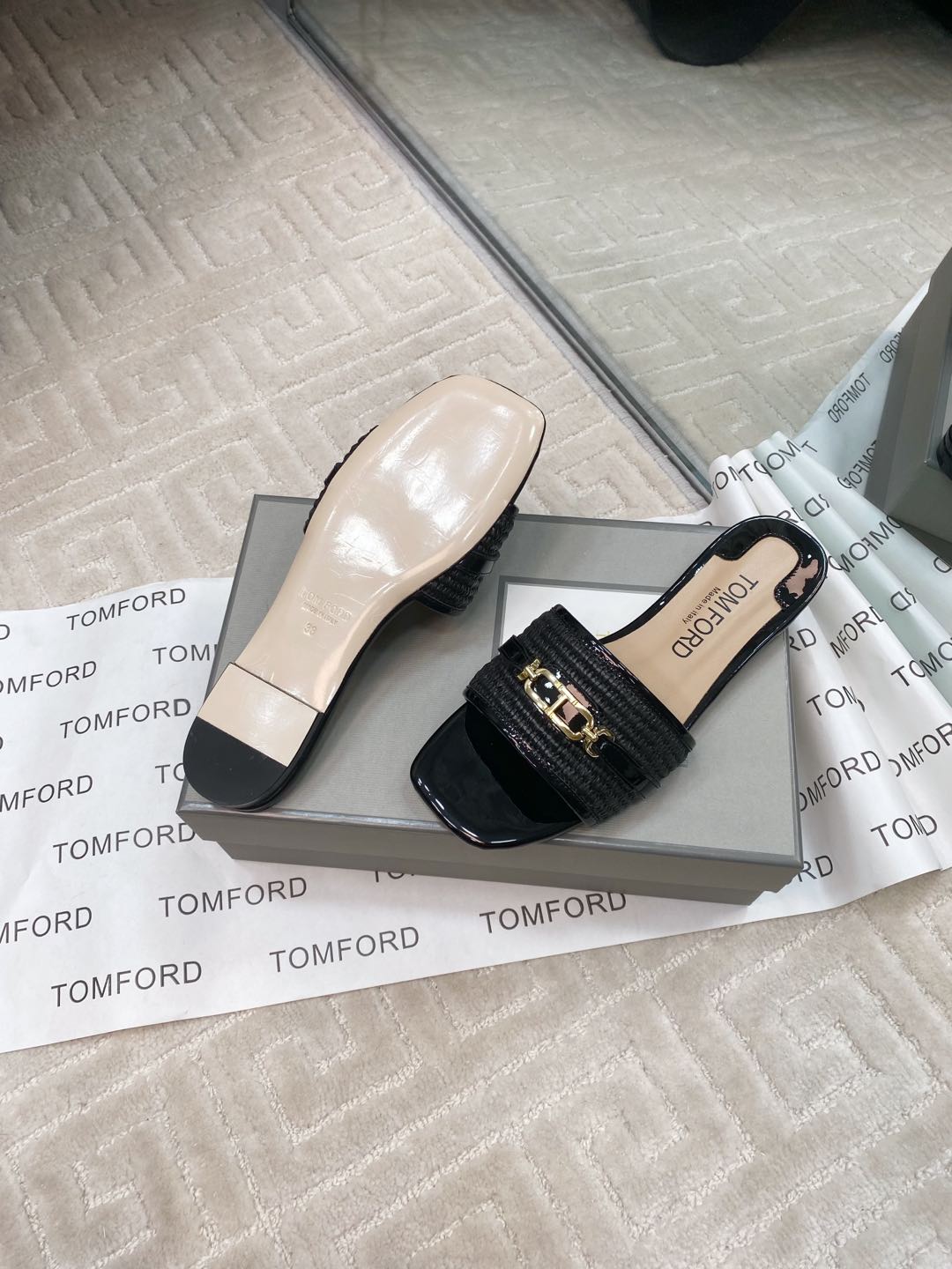 Tom Ford’s Luxurious Leather Slippers: Premium Materials, Stylish Design, Various Sizes - 图片 9