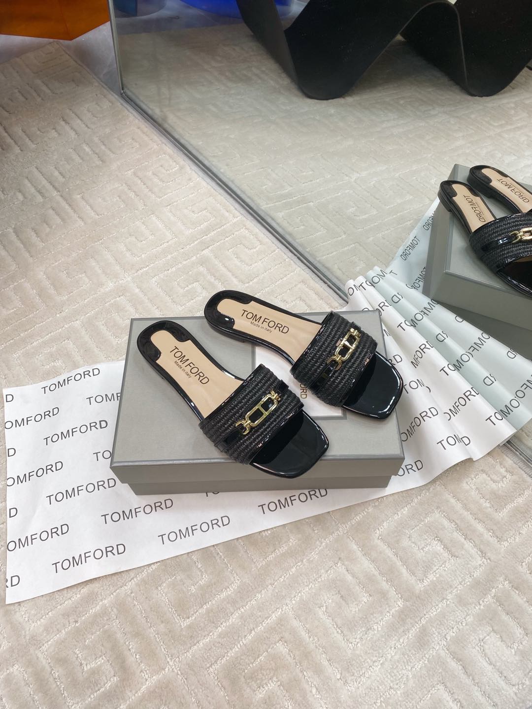 Tom Ford’s Luxurious Leather Slippers: Premium Materials, Stylish Design, Various Sizes - 图片 3