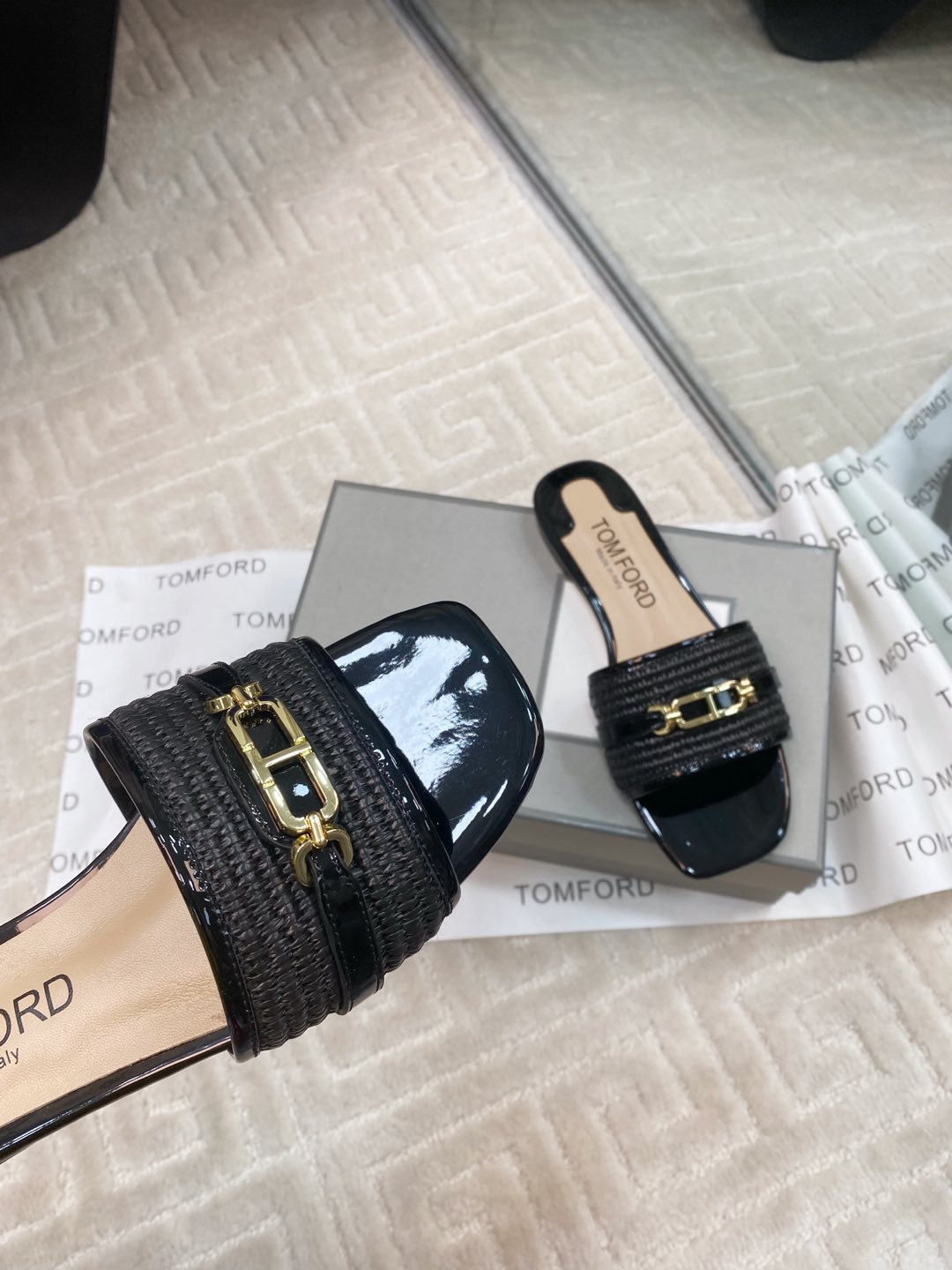 Tom Ford’s Luxurious Leather Slippers: Premium Materials, Stylish Design, Various Sizes - 图片 4