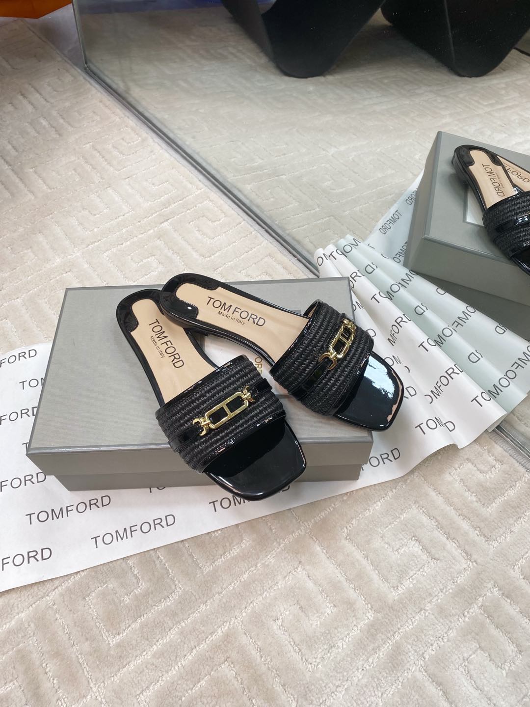 Tom Ford’s Luxurious Leather Slippers: Premium Materials, Stylish Design, Various Sizes - 图片 7
