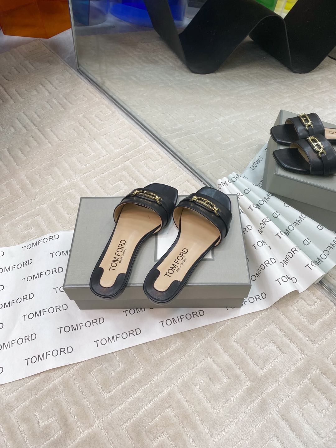 Tom Ford’s Luxurious Leather Slippers: Quality Materials and Stylish Design - 图片 7