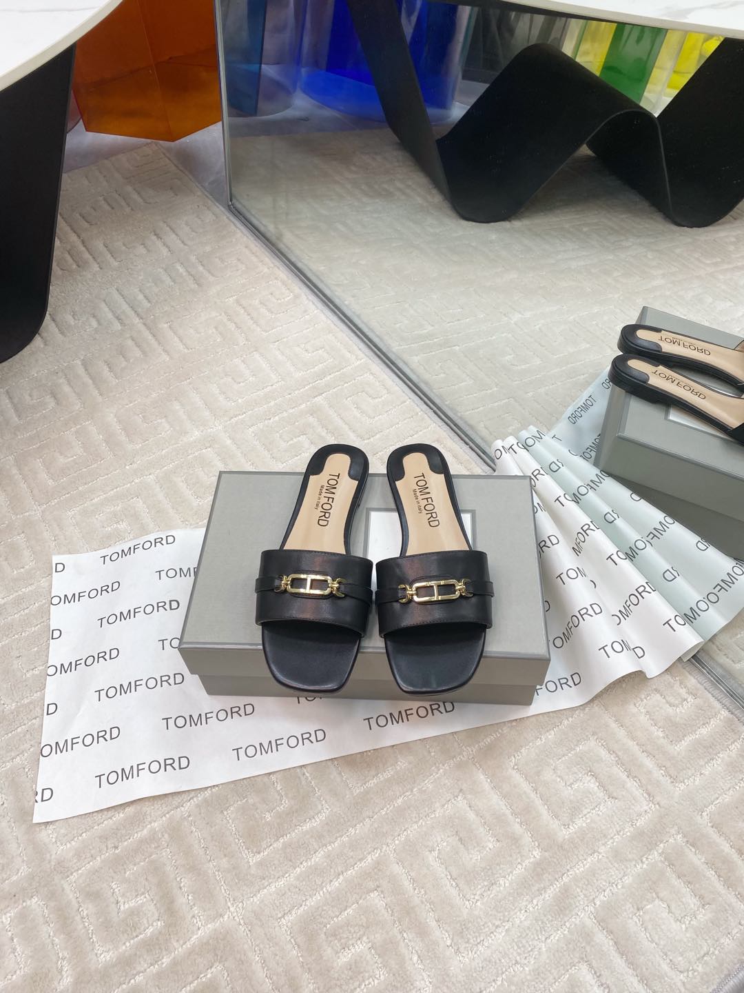 Tom Ford’s Luxurious Leather Slippers: Quality Materials and Stylish Design - 图片 1