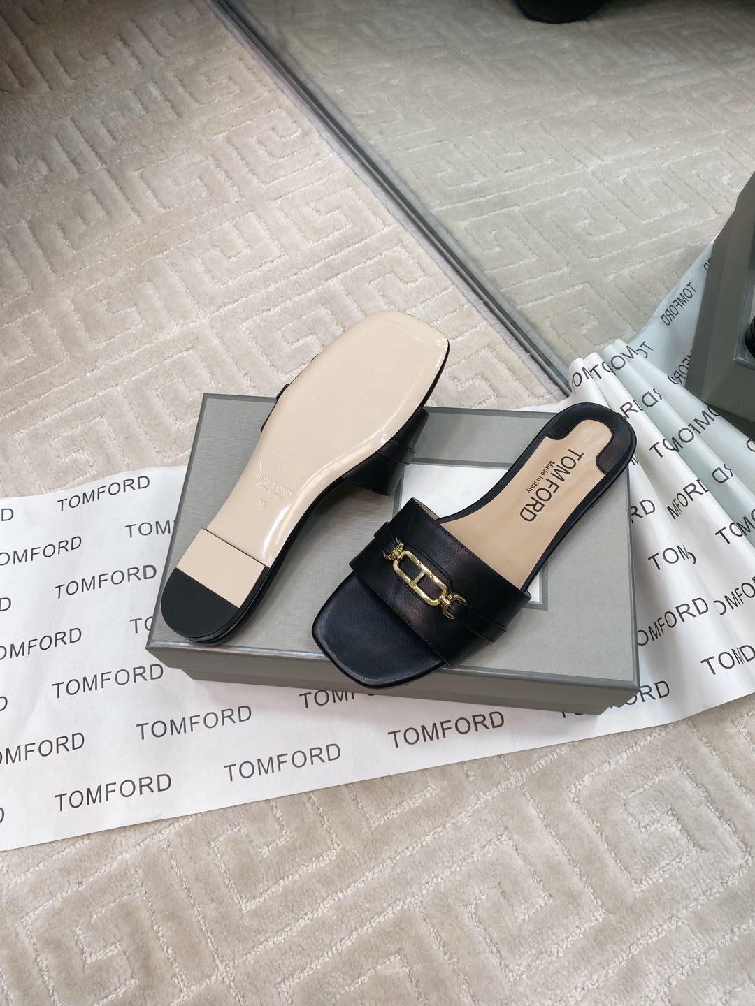 Tom Ford’s Luxurious Leather Slippers: Quality Materials and Stylish Design - 图片 9