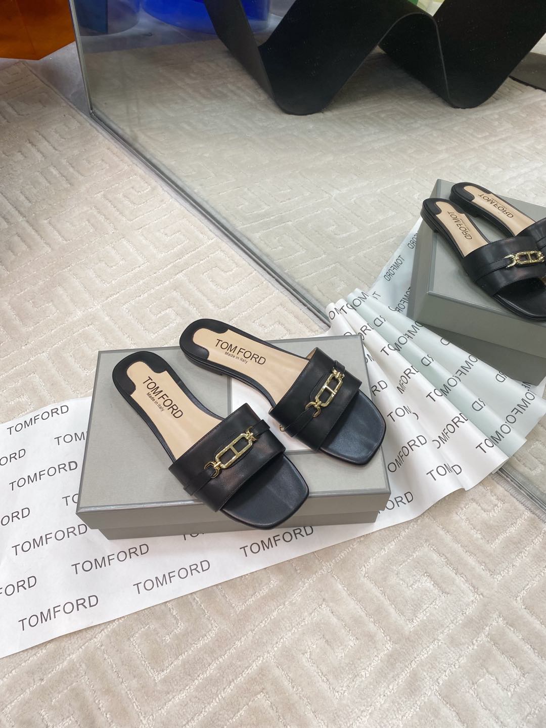 Tom Ford’s Luxurious Leather Slippers: Quality Materials and Stylish Design - 图片 3