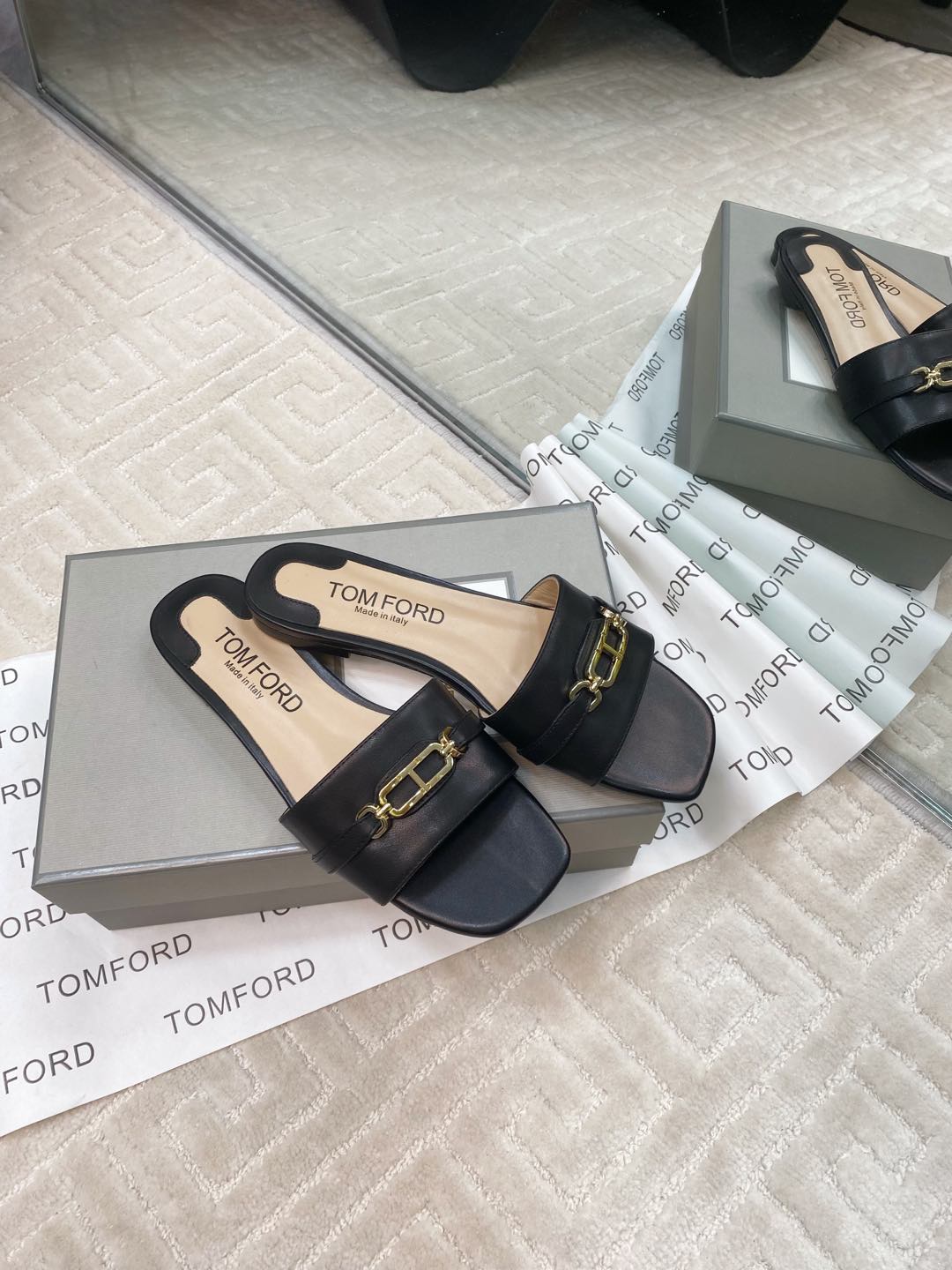 Tom Ford’s Luxurious Leather Slippers: Quality Materials and Stylish Design - 图片 6