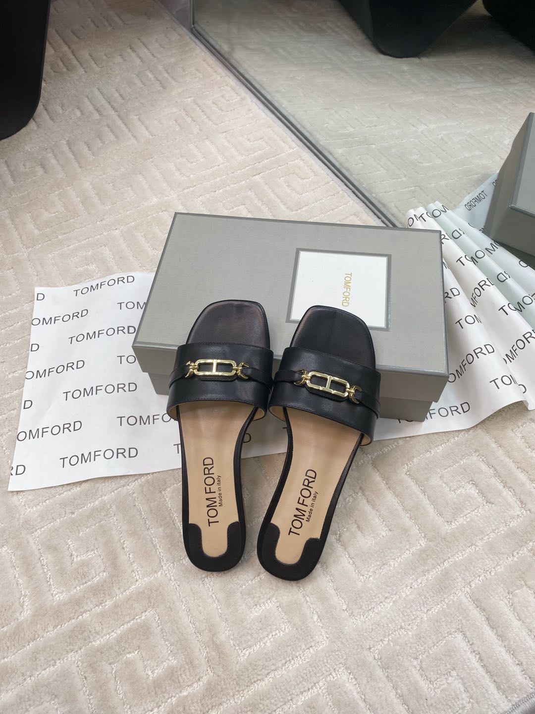 Tom Ford’s Luxurious Leather Slippers: Quality Materials and Stylish Design - 图片 8