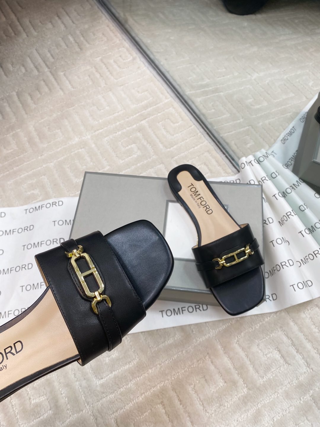 Tom Ford’s Luxurious Leather Slippers: Quality Materials and Stylish Design - 图片 5