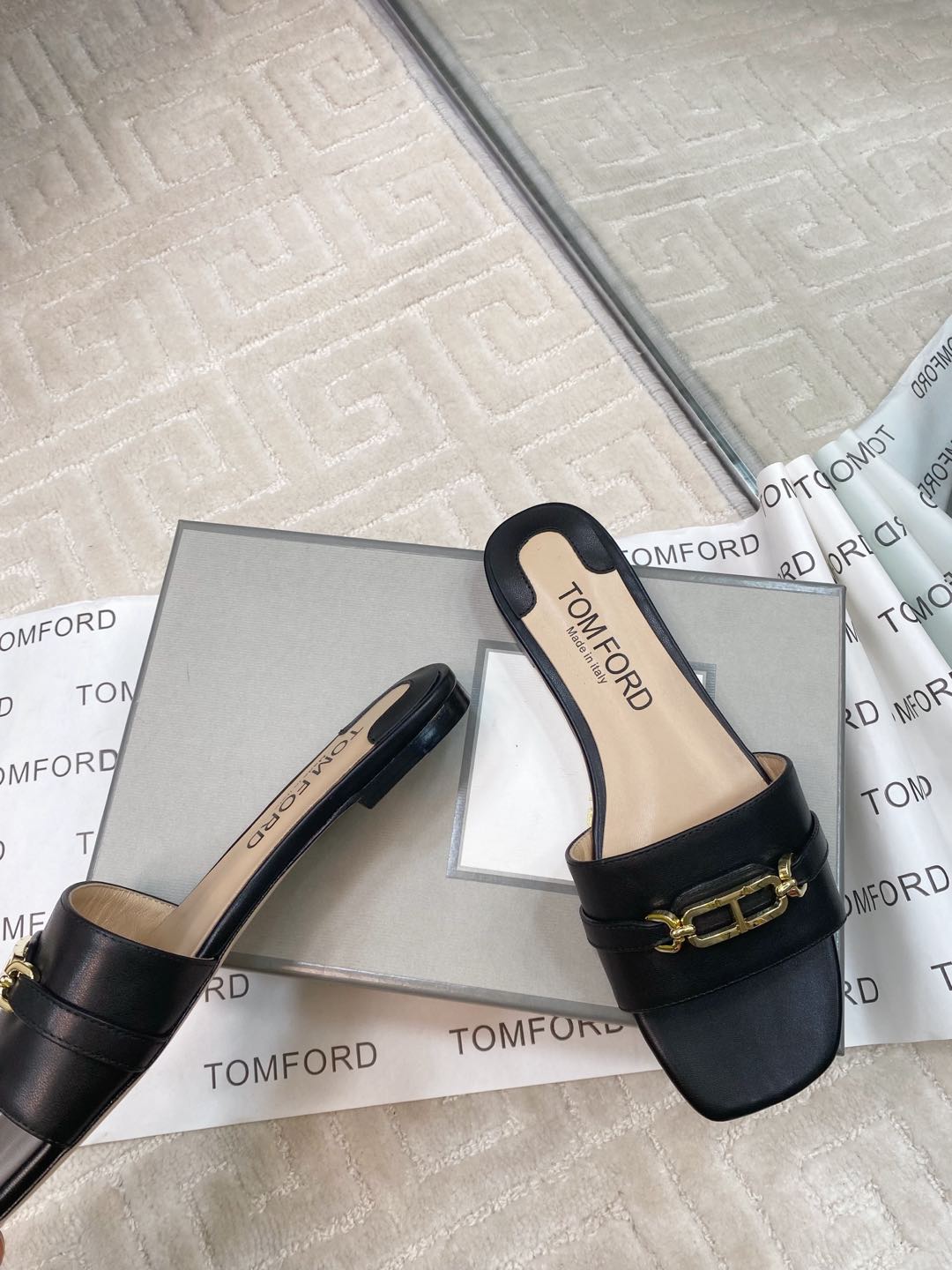 Tom Ford’s Luxurious Leather Slippers: Quality Materials and Stylish Design - 图片 4