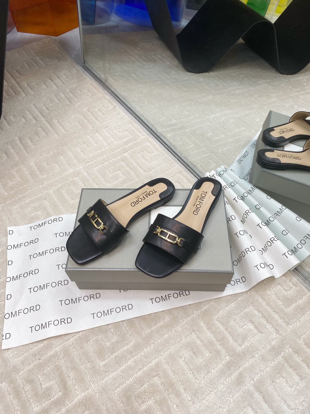 Tom Ford’s Luxurious Leather Slippers: Quality Materials and Stylish Design - 图片 2