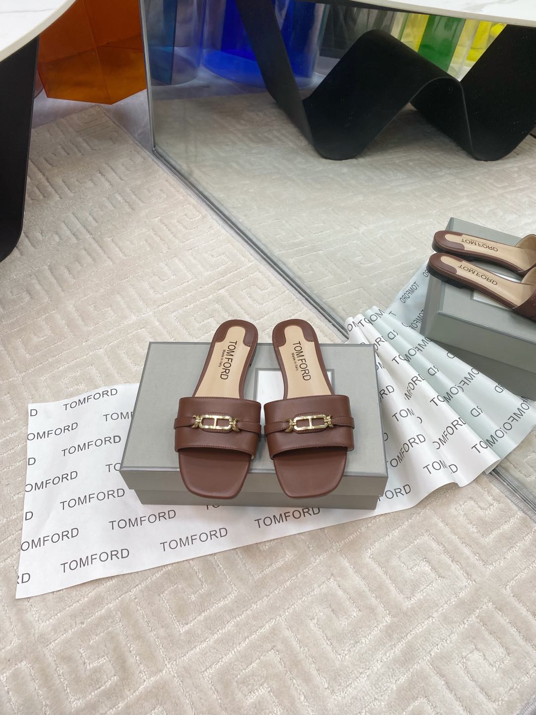 Tom Ford’s Luxurious Leather Slippers: Quality Materials and Stylish Design. - 图片 1