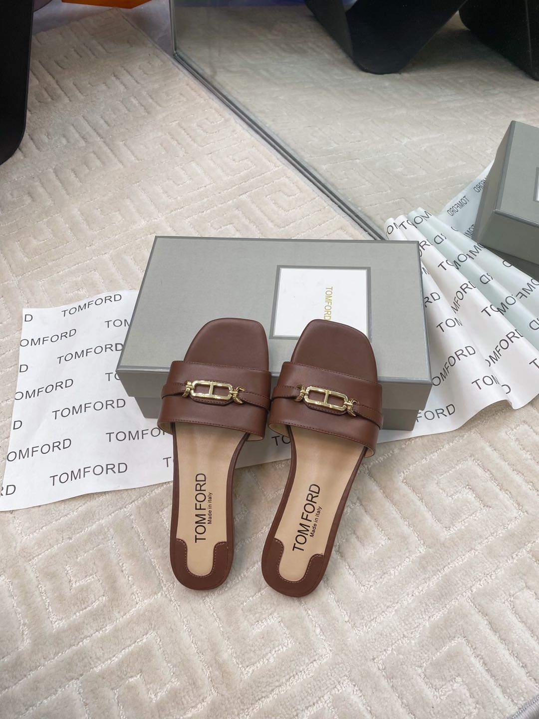 Tom Ford’s Luxurious Leather Slippers: Quality Materials and Stylish Design. - 图片 6