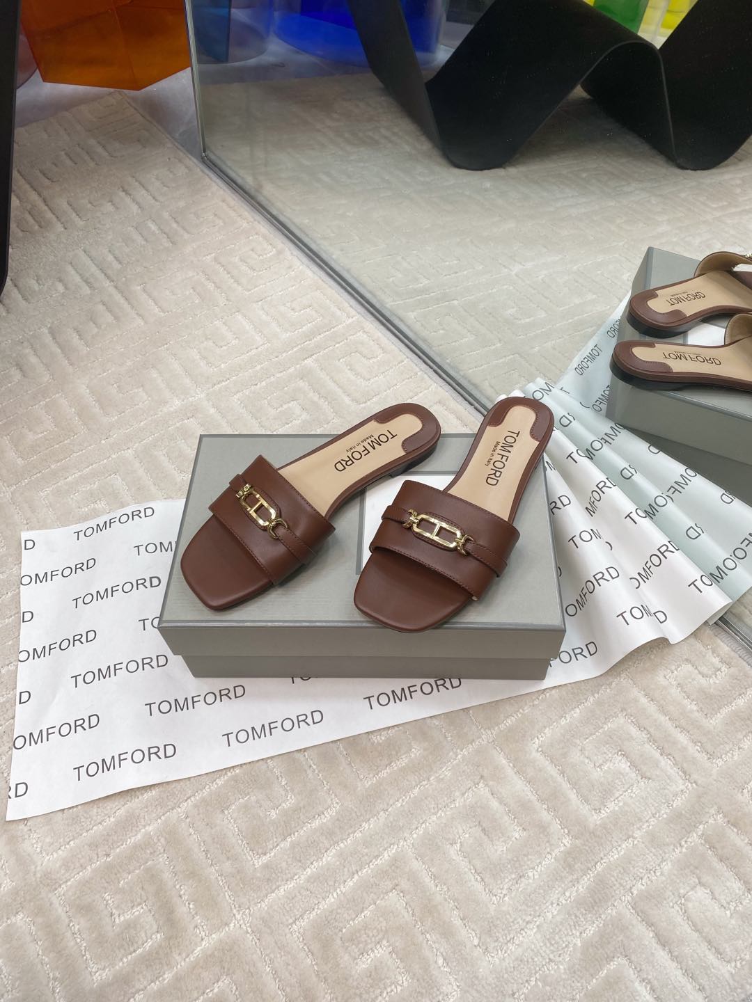 Tom Ford’s Luxurious Leather Slippers: Quality Materials and Stylish Design. - 图片 2