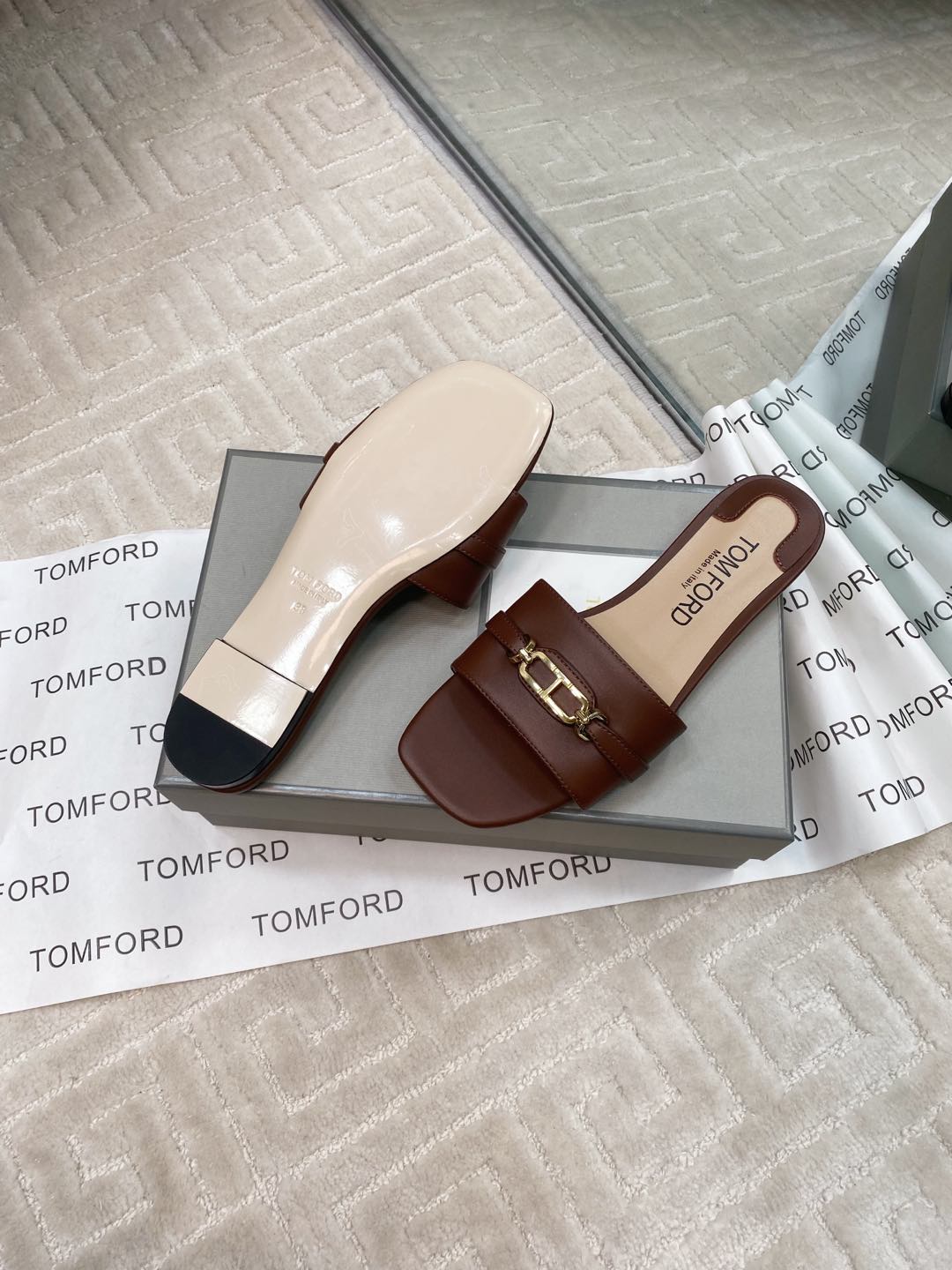 Tom Ford’s Luxurious Leather Slippers: Quality Materials and Stylish Design. - 图片 8
